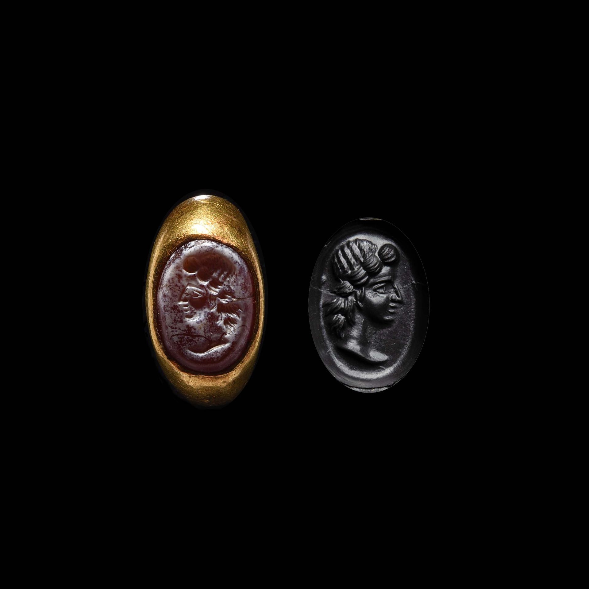 Null 
镶嵌有凹版的罗马戒指 东罗马艺术，2-3世纪 


红玉髓凹版画；11 x 13,4 mm 

24K金镶嵌；直径（内）17.4毫米 

TD_54&hellip;