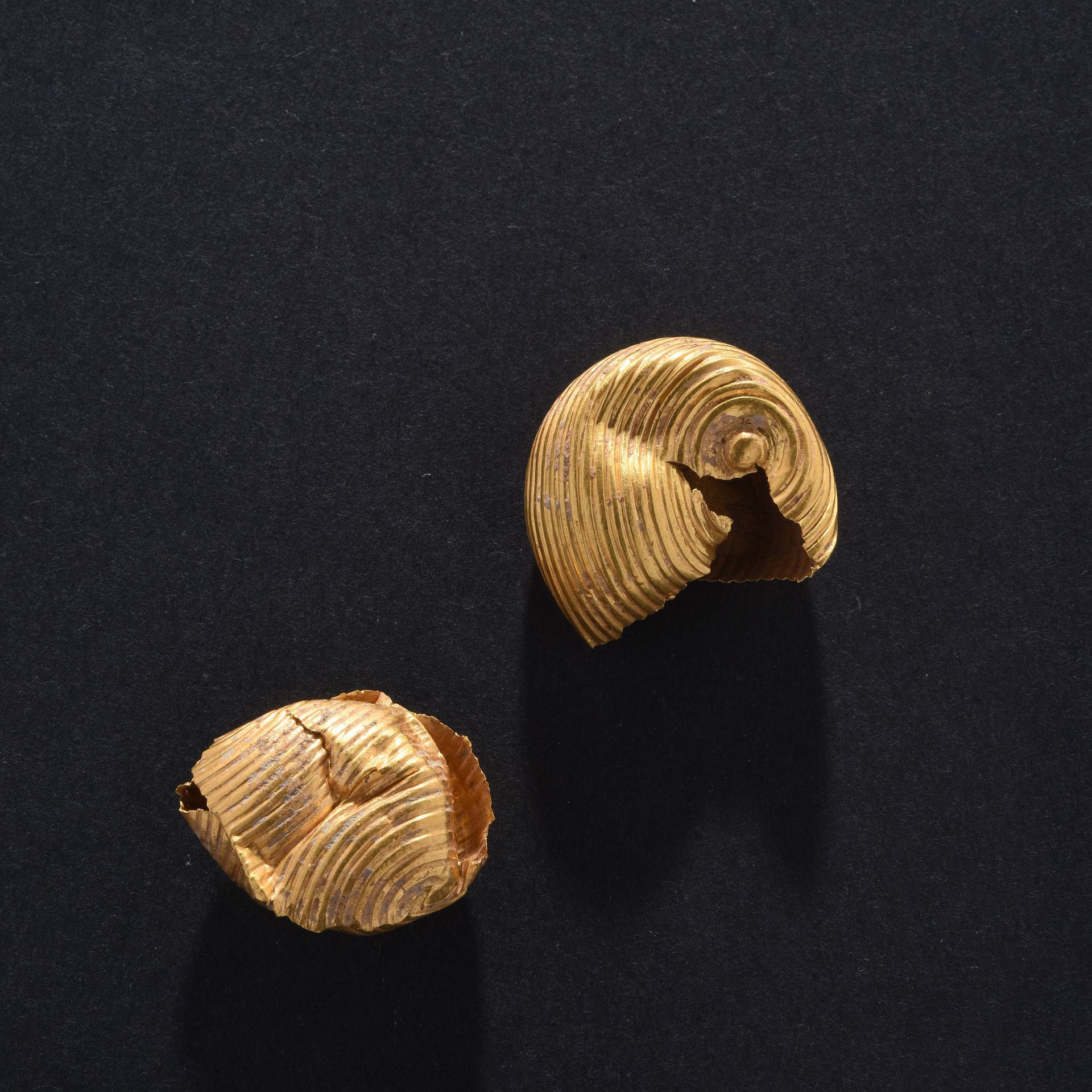 Null 两对耳环

苏美尔，公元前三千年末

镀金的铜合金和黄金

H.21毫米和11毫米；3克和11克



出处

L.先生的前收藏品，1982年7月在德&hellip;