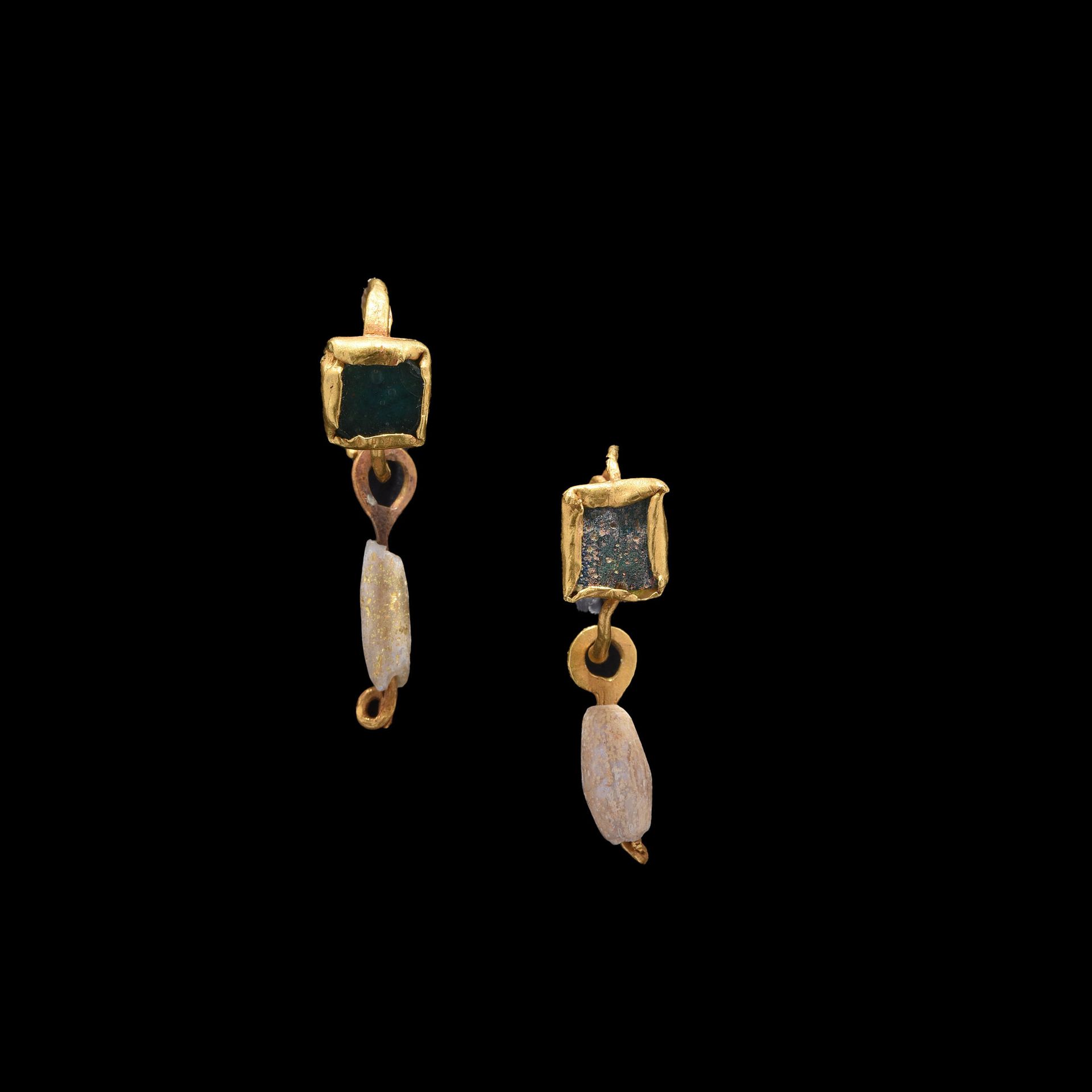 Null 耳环一对

罗马艺术，1-2世纪。

金色镶有绿色玻璃和白色彩虹色玻璃珠子。



出处

前L先生的私人收藏，列于1982年7月的一份清单中。

一&hellip;