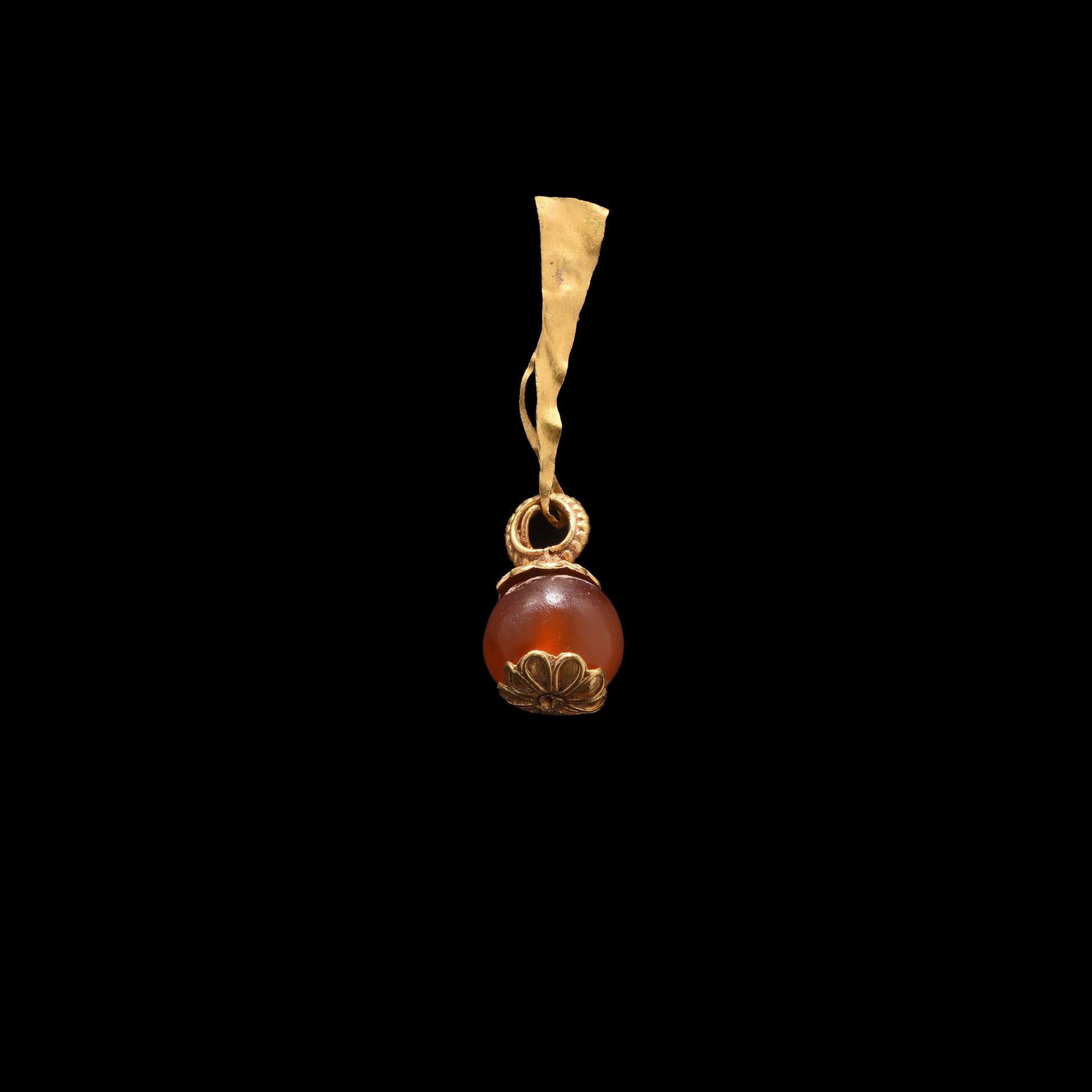 Null 石榴吊坠

东罗马艺术。公元前1世纪

镶嵌有红玉髓珠子的黄金。高30毫米



出处

前L先生的私人收藏，列于1982年7月的清单中。

罗马金石&hellip;