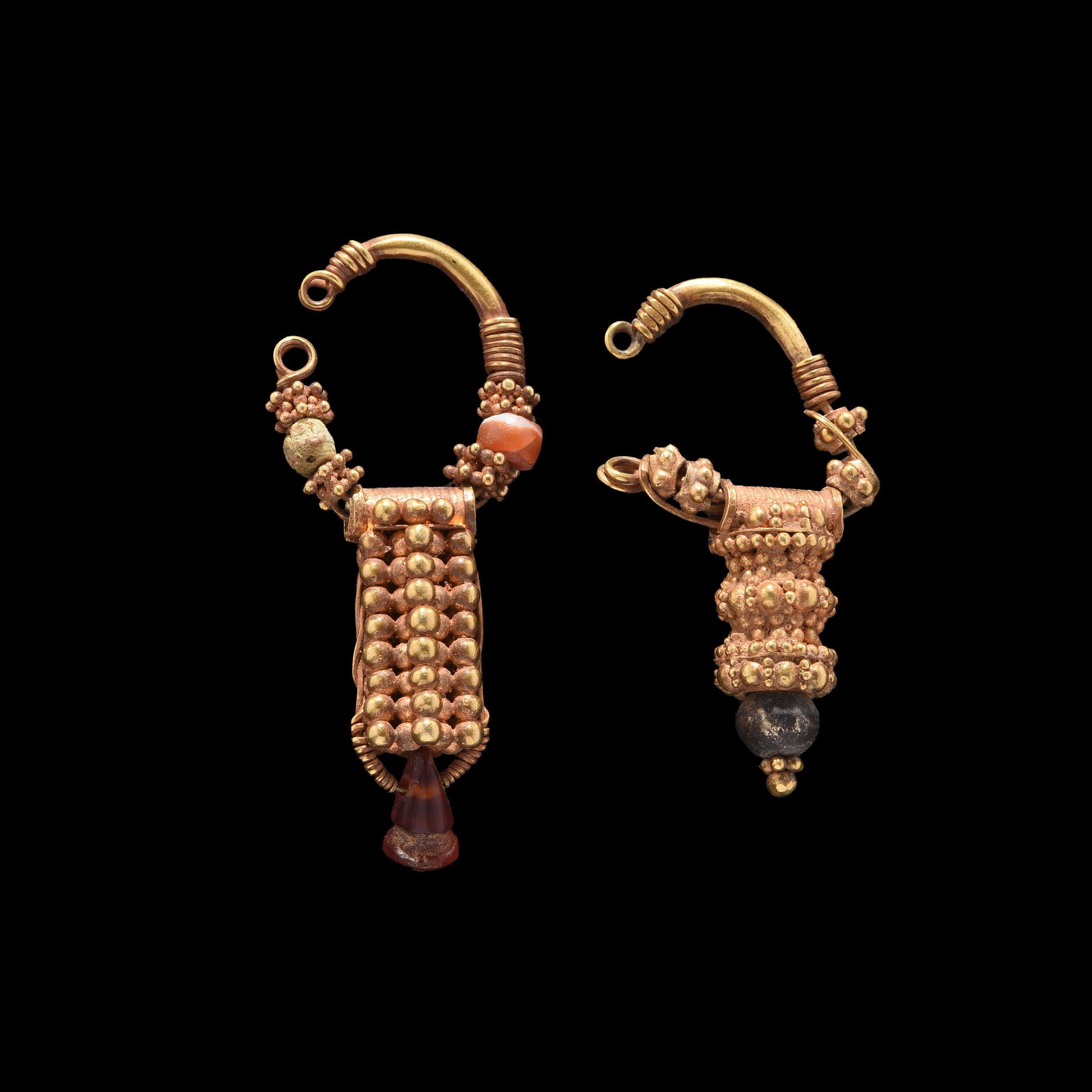 Null 两只耳环

腓尼基，公元前4-3世纪

金，红玉髓，玻璃浆 (a) 金，银 (b)

H.43毫米

出处

前私人收藏，1970-1980年获得

&hellip;