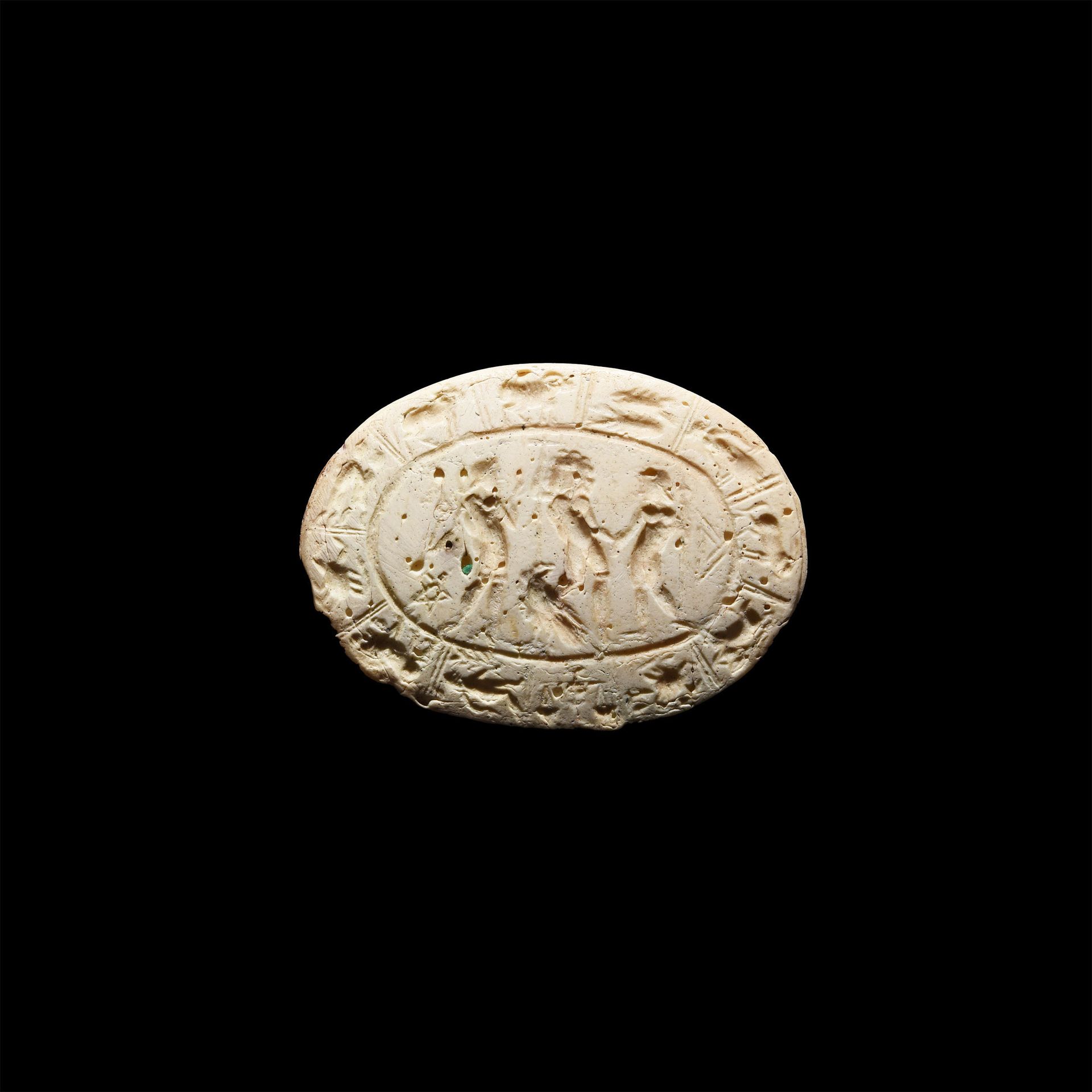 Null 锆石宝石

罗马艺术，2-3世纪。

在椭圆形的玻璃膏中，模压的场景显示了围绕着神圣的三位一体的黄道十二宫；中间是朱庇特和他的鹰，周围是水星和阿波罗（&hellip;
