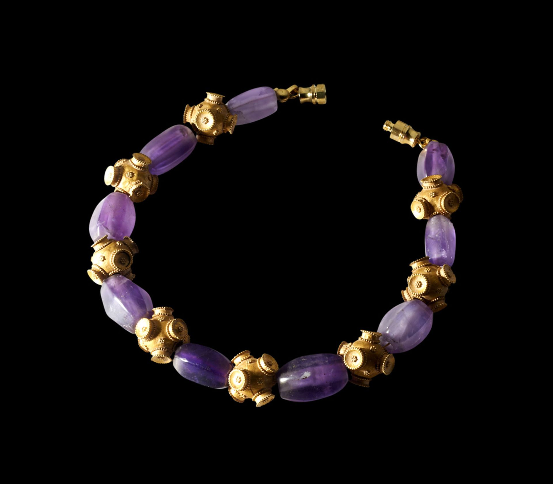 Null BRACELET

Hellenistic art, 3rd century BC

Gold and amethyst beads

(modern&hellip;