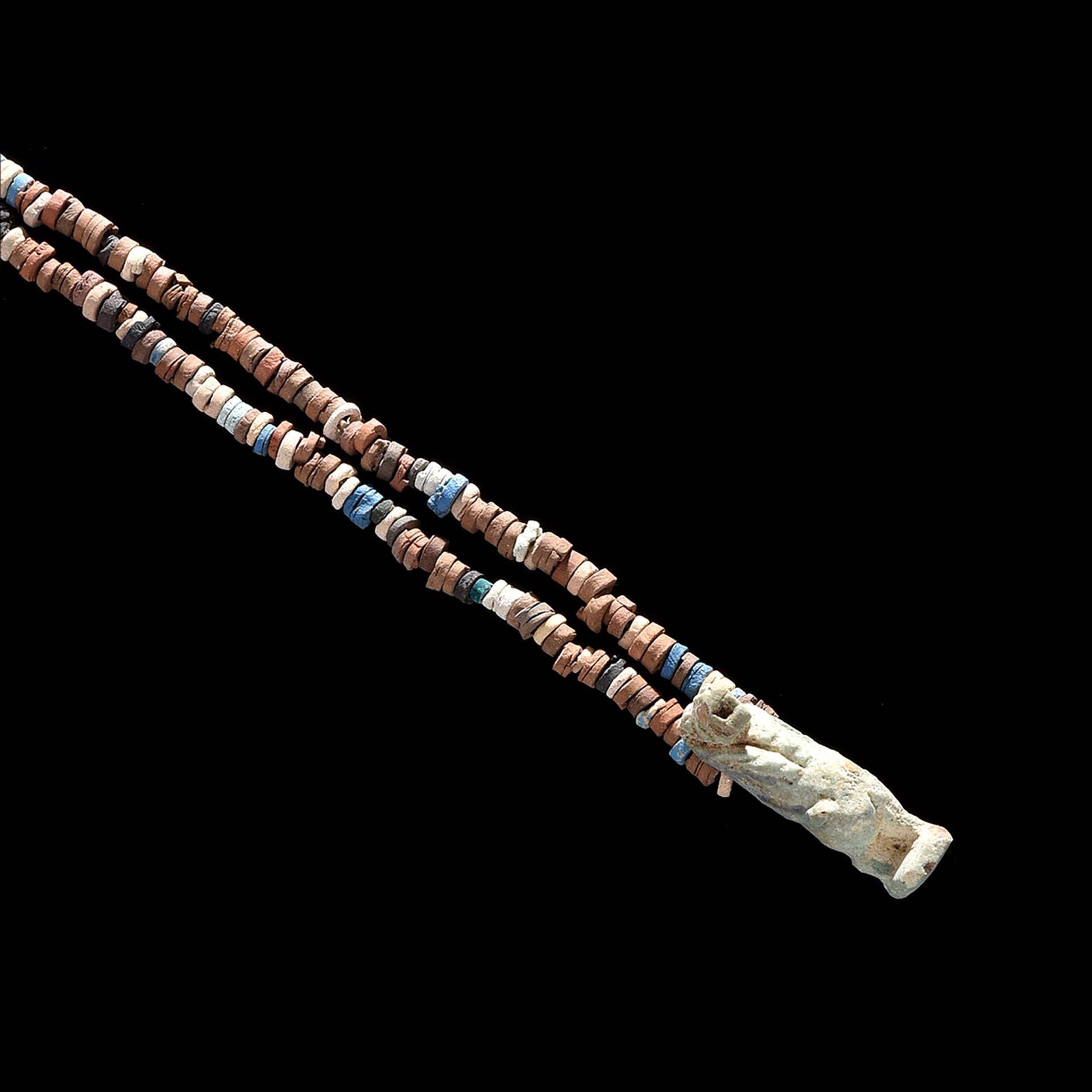 Null 项链

由一串陶制珠子和一个Thueris护身符组成。埃及，晚期至托勒密时期。

出处

1990年在戛纳的一个画廊购买的私人收藏。



一条埃及项&hellip;