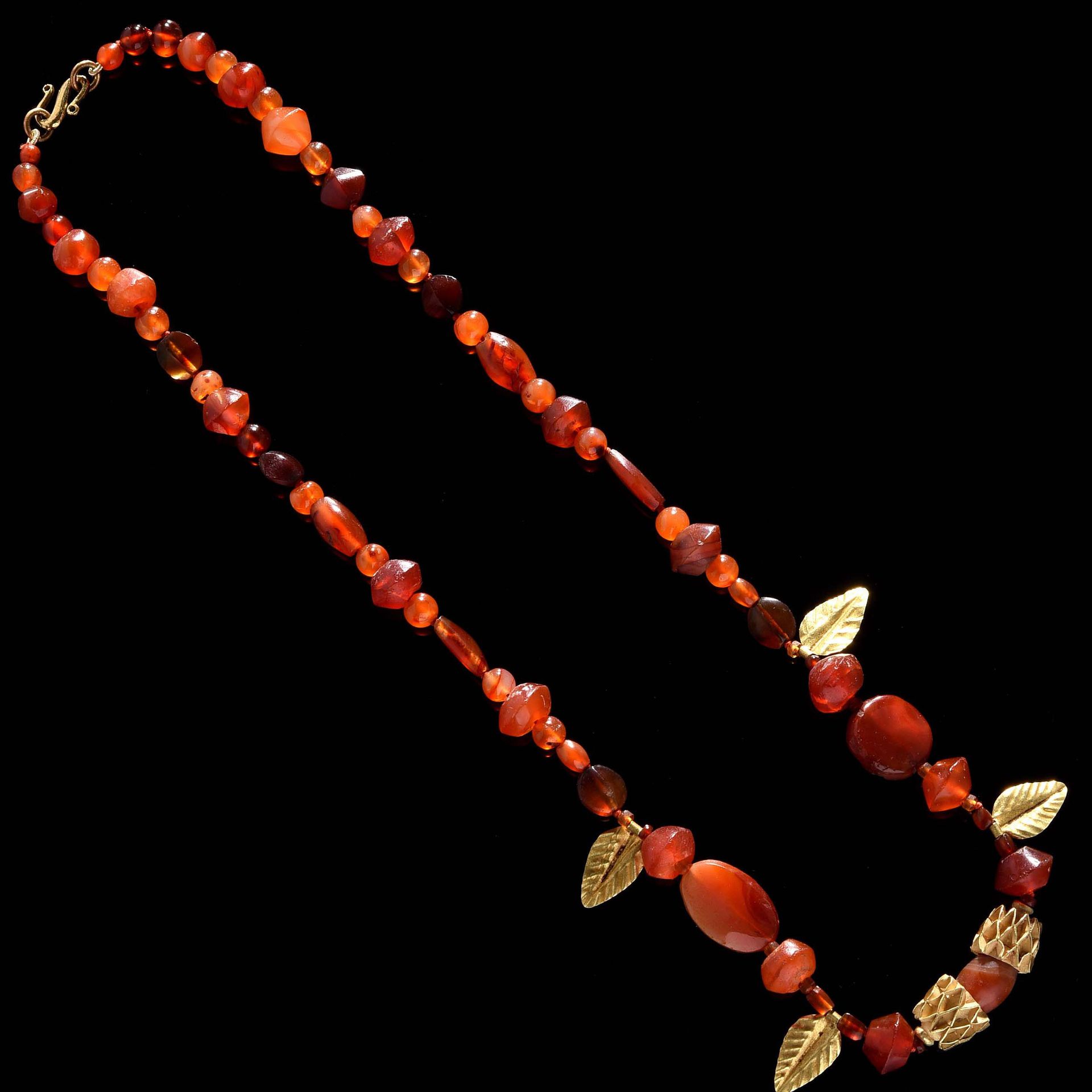 Null NECKLACE

Mesopotamia, early 2nd millennium BC

Reconstituted, with agate a&hellip;