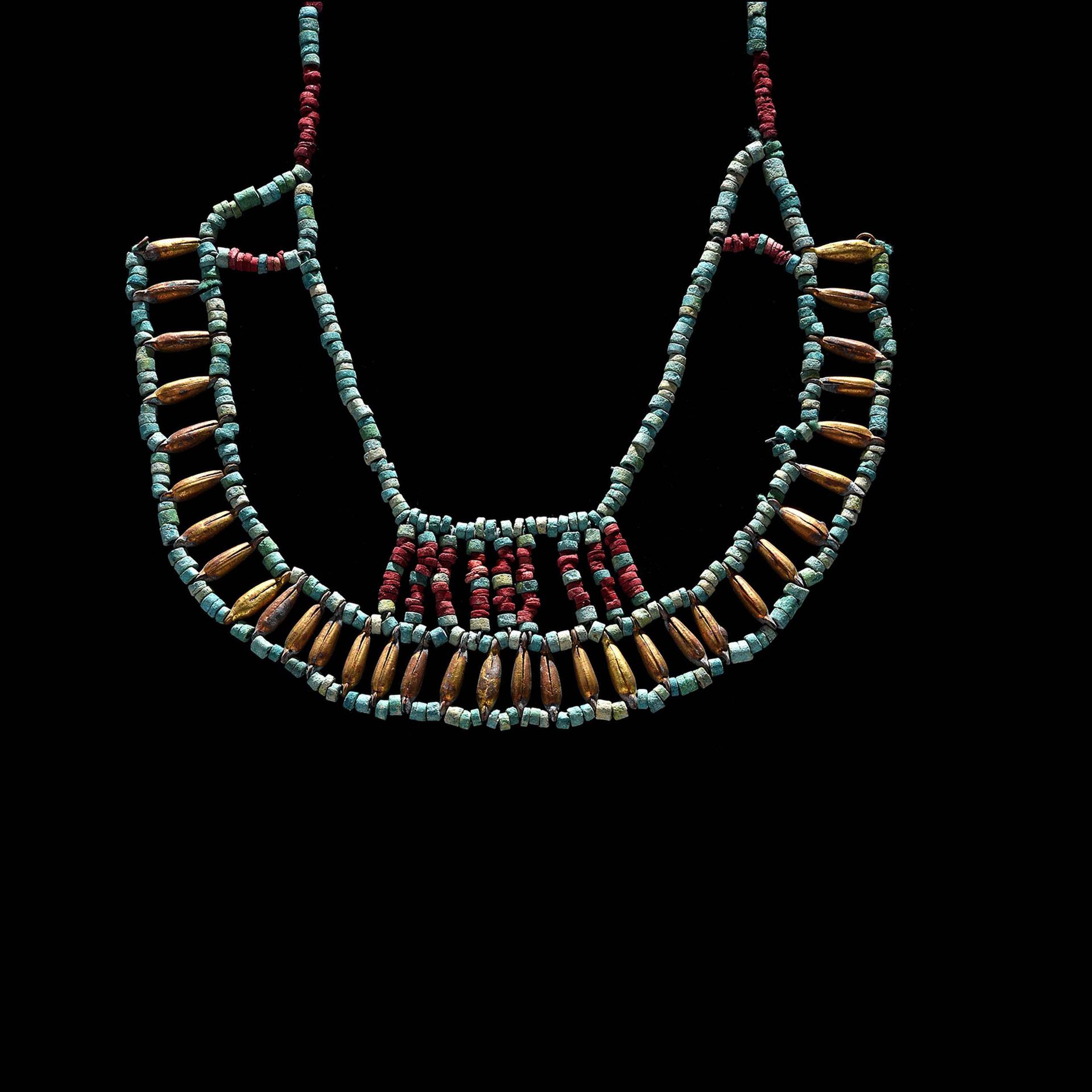 Null 项链

由两串多色釉陶珠和现代拉长的鎏金金属珠组成。埃及，晚期，公元前664-332年

出处

私人收藏，1990年11月12日在戛纳的一家画廊购买&hellip;