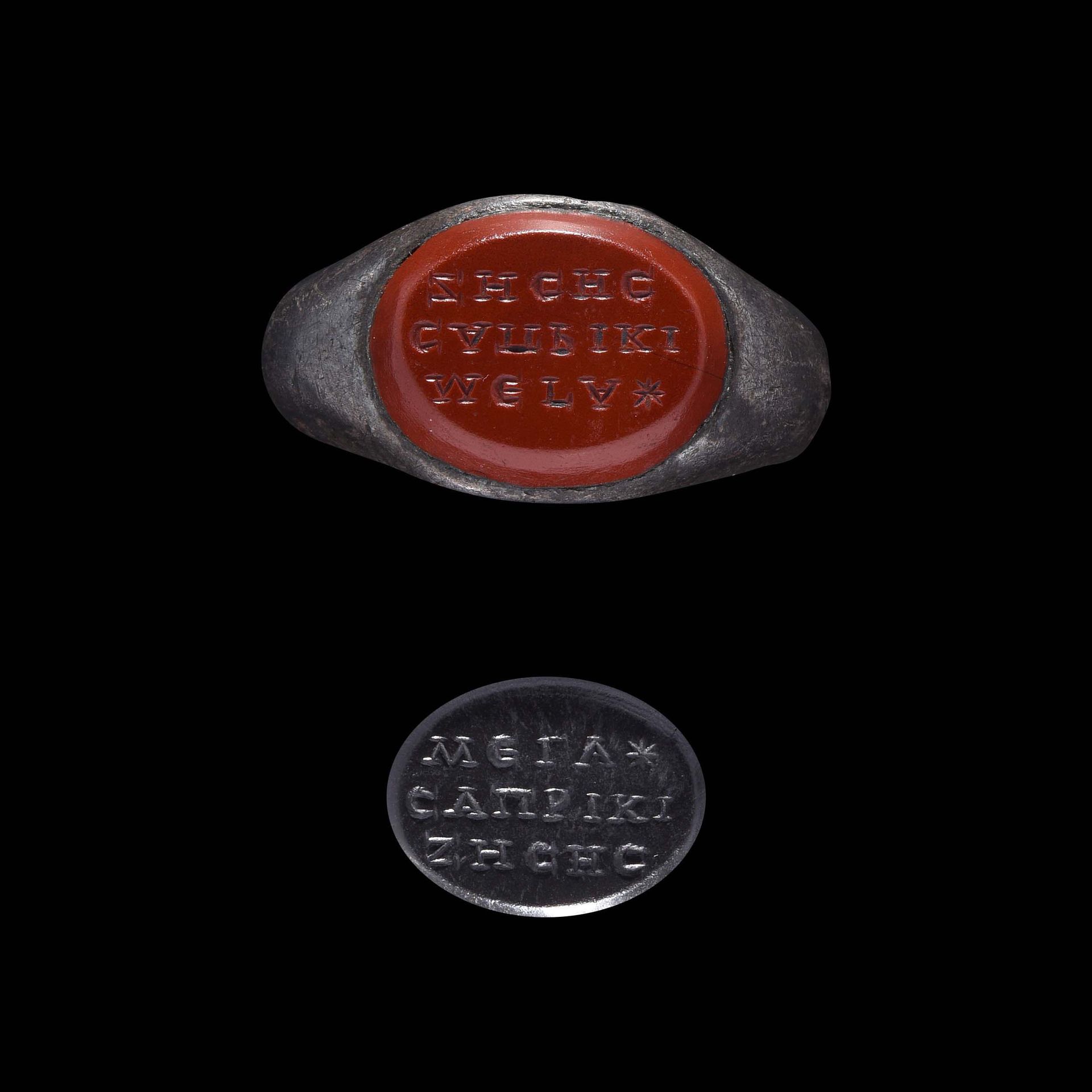 Null 凹凸不平的戒指

罗马艺术，3世纪。

银质，在红色碧玉上镶嵌大型凹版，刻有希腊字母铭文：MEGA SAPRIKI ZESES（写成ZHSHS），意思&hellip;