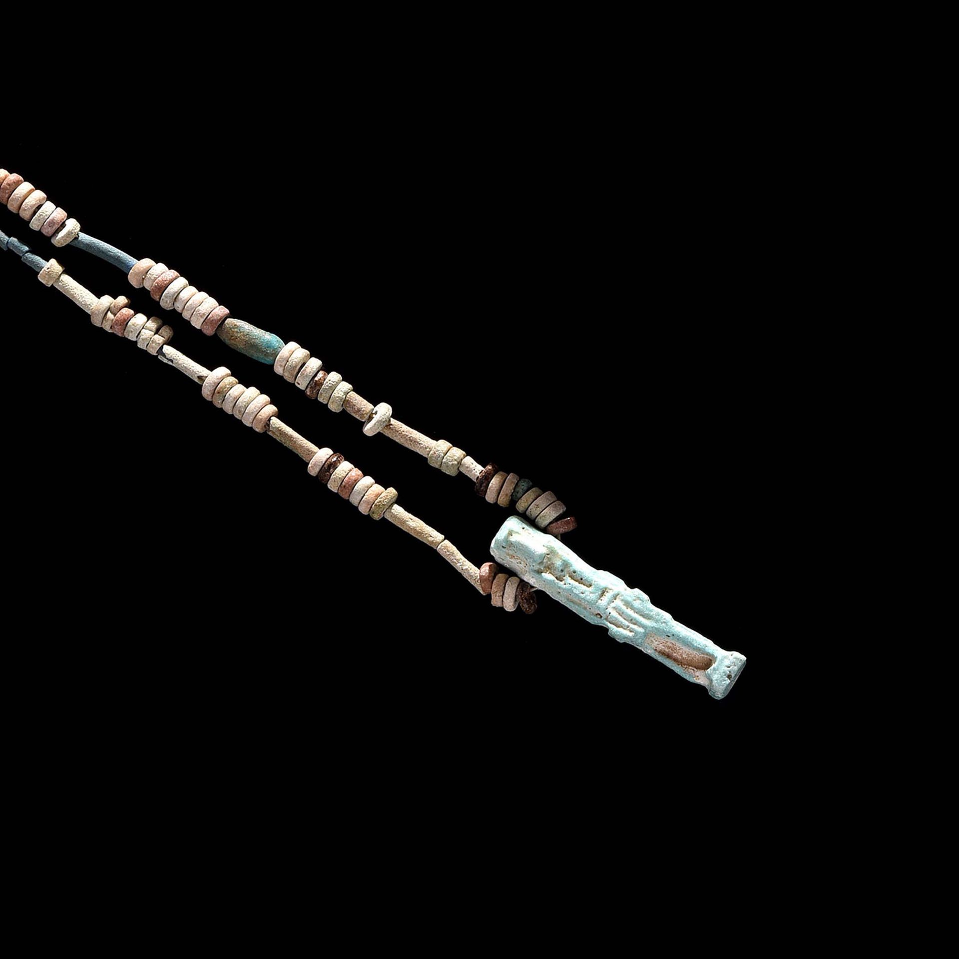 Null 项链

由一串陶制的珠子和一个行走的托斯的护身符组成。埃及，晚期至托勒密时期。

出处

1990年11月12日在戛纳的一个画廊购买的私人收藏。


&hellip;