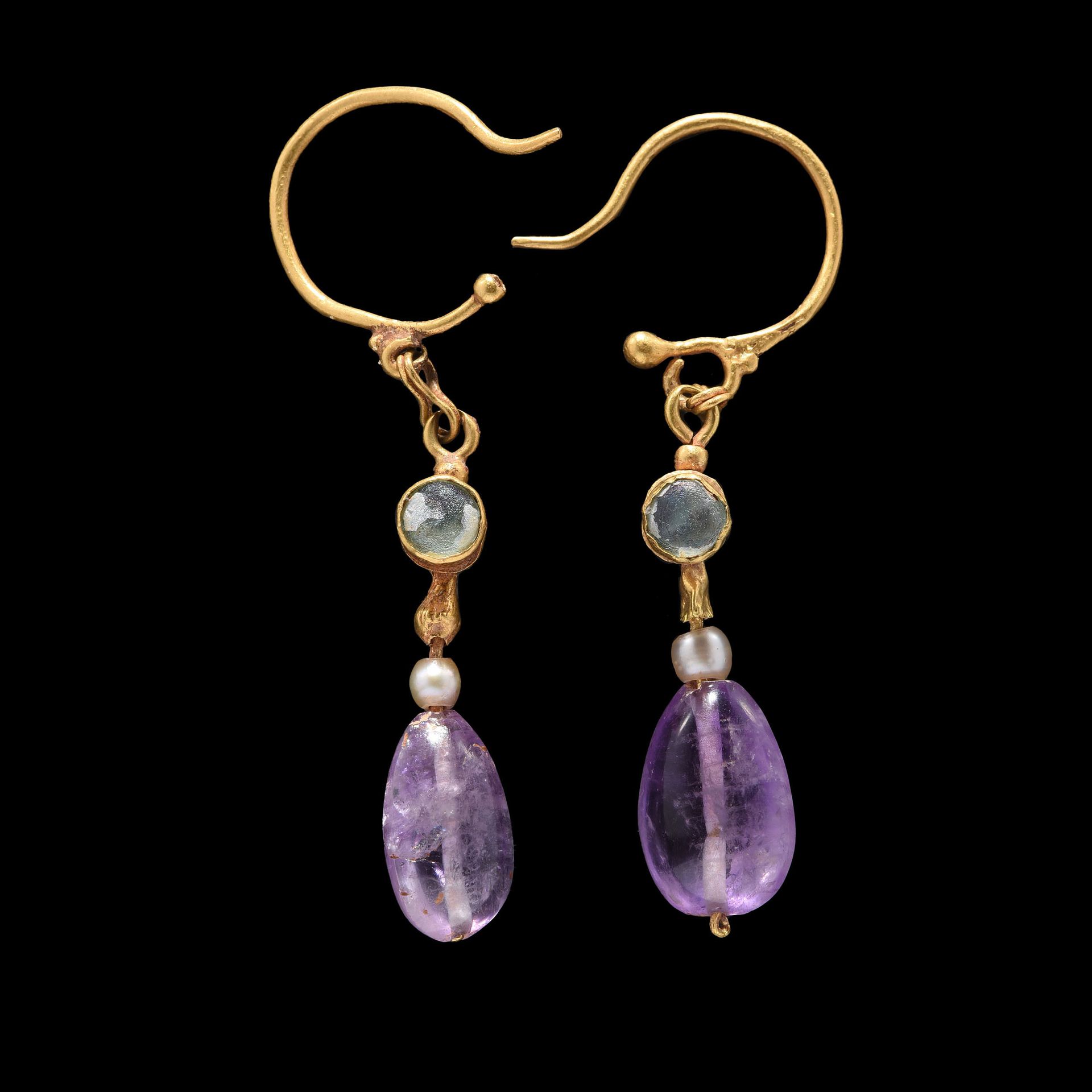 Null PAIR OF EARRINGS

Byzantine art, 6th century

Gold, pearl, iridescent glass&hellip;