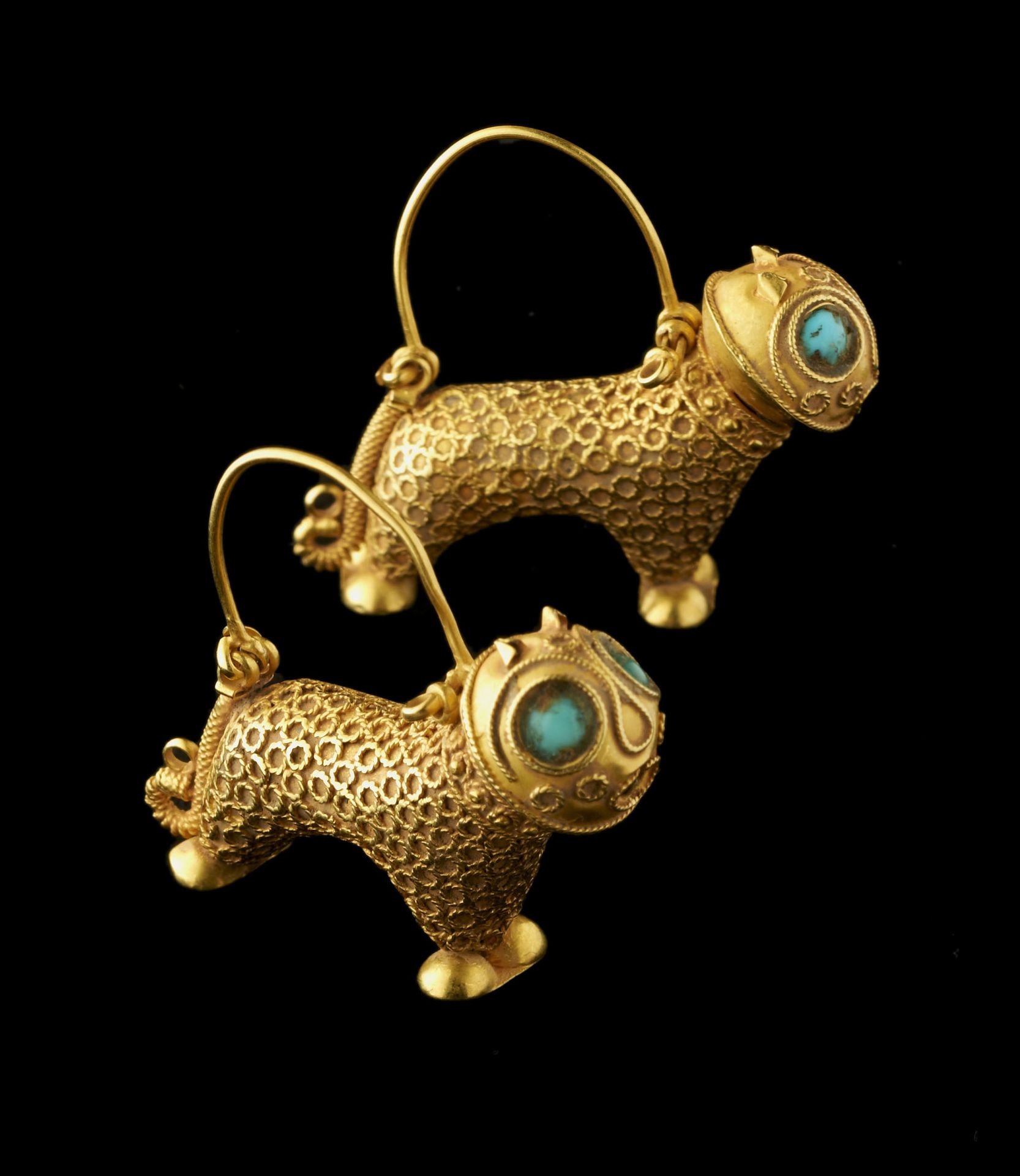 Null 耳环一对

缅甸，12世纪。

金狮子，眼睛镶嵌着绿松石。

长32毫米；重12克

一对缅甸金狮子形耳环。

镶嵌着绿松石的眼睛。约公元12世纪