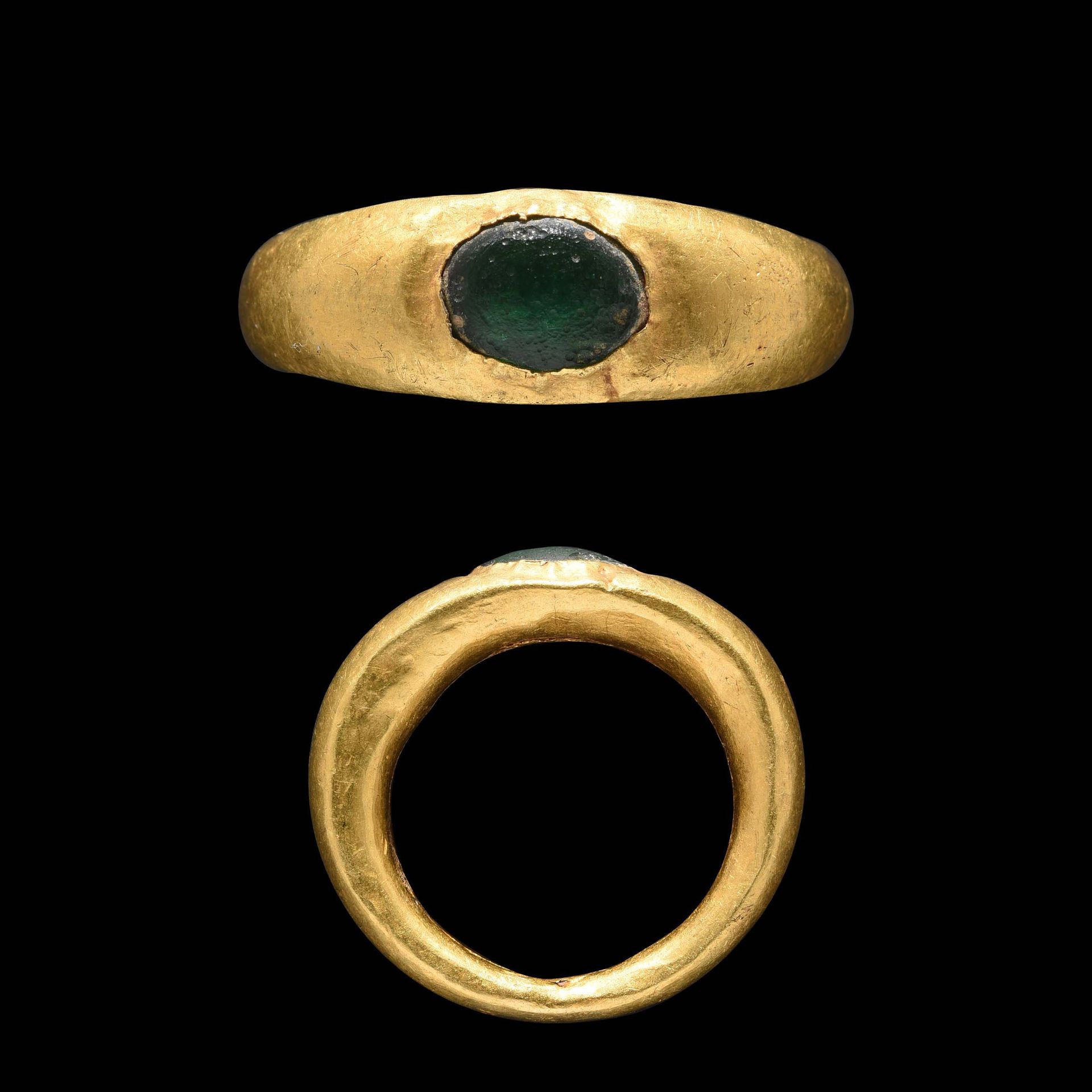 Null 戒指

罗马艺术，1-2世纪。

黄金，镶有绿色玻璃珠。



出处

前L先生的私人收藏，列于1983年1月的一份清单中

镶嵌有绿色玻璃珠的罗马金&hellip;