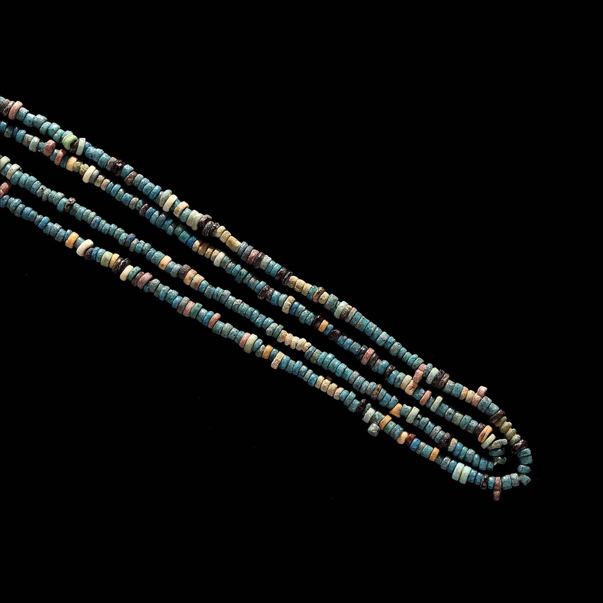 Null 项链

由两串长的五彩釉陶珠组成。埃及，晚期，公元前664-332年

出处

1984年4月1日在欧塞尔的公开拍卖会上购买的私人收藏。



一条埃&hellip;