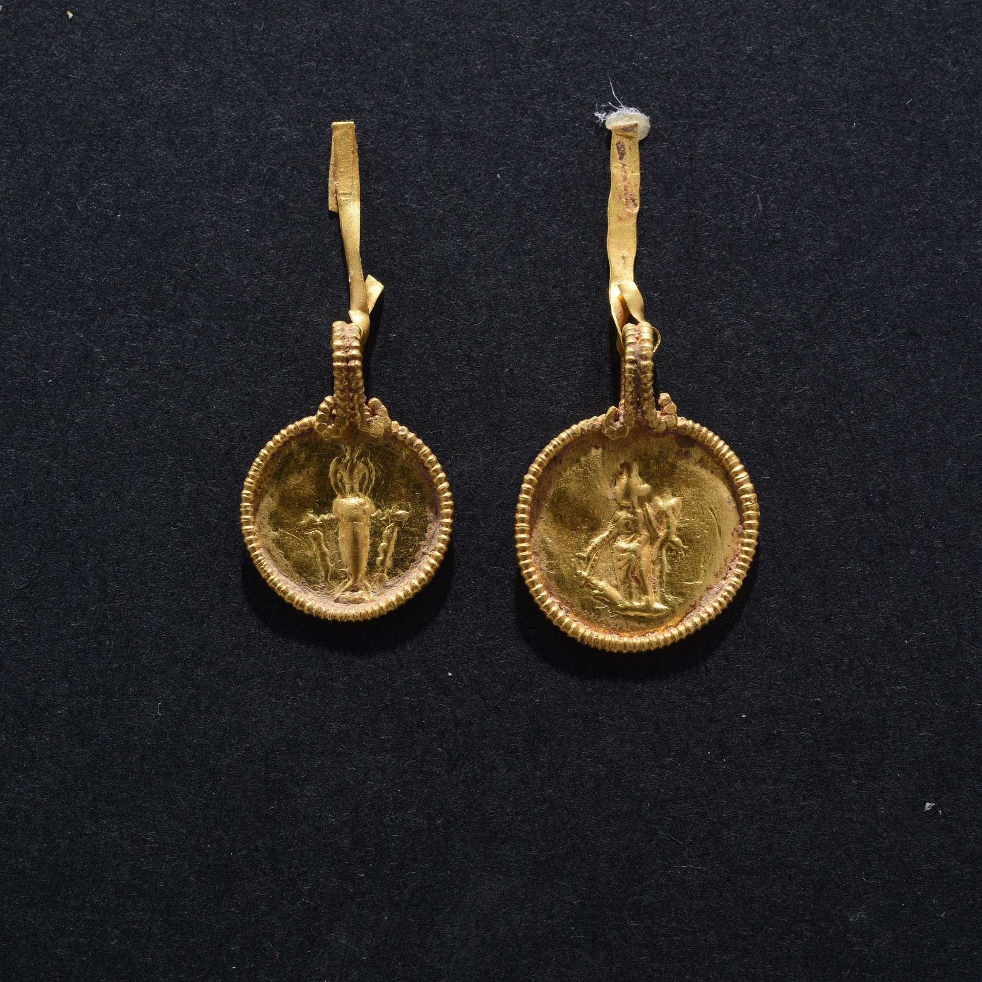 Null PAIRE DE BOUCLES D’OREILLES

Art romain, IIe siècle.

Deux médaillons en or&hellip;