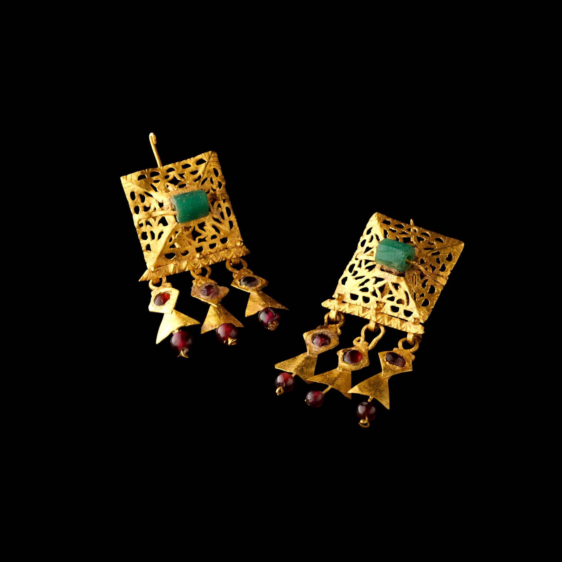 Null 耳环一对

罗马艺术，3世纪。

黄金，由一个方形镂空件组成，上面镶嵌着一颗绿宝石根部的珍珠，有三个吊环

其上附有镶嵌着石榴石的金吊坠。长44毫米；&hellip;