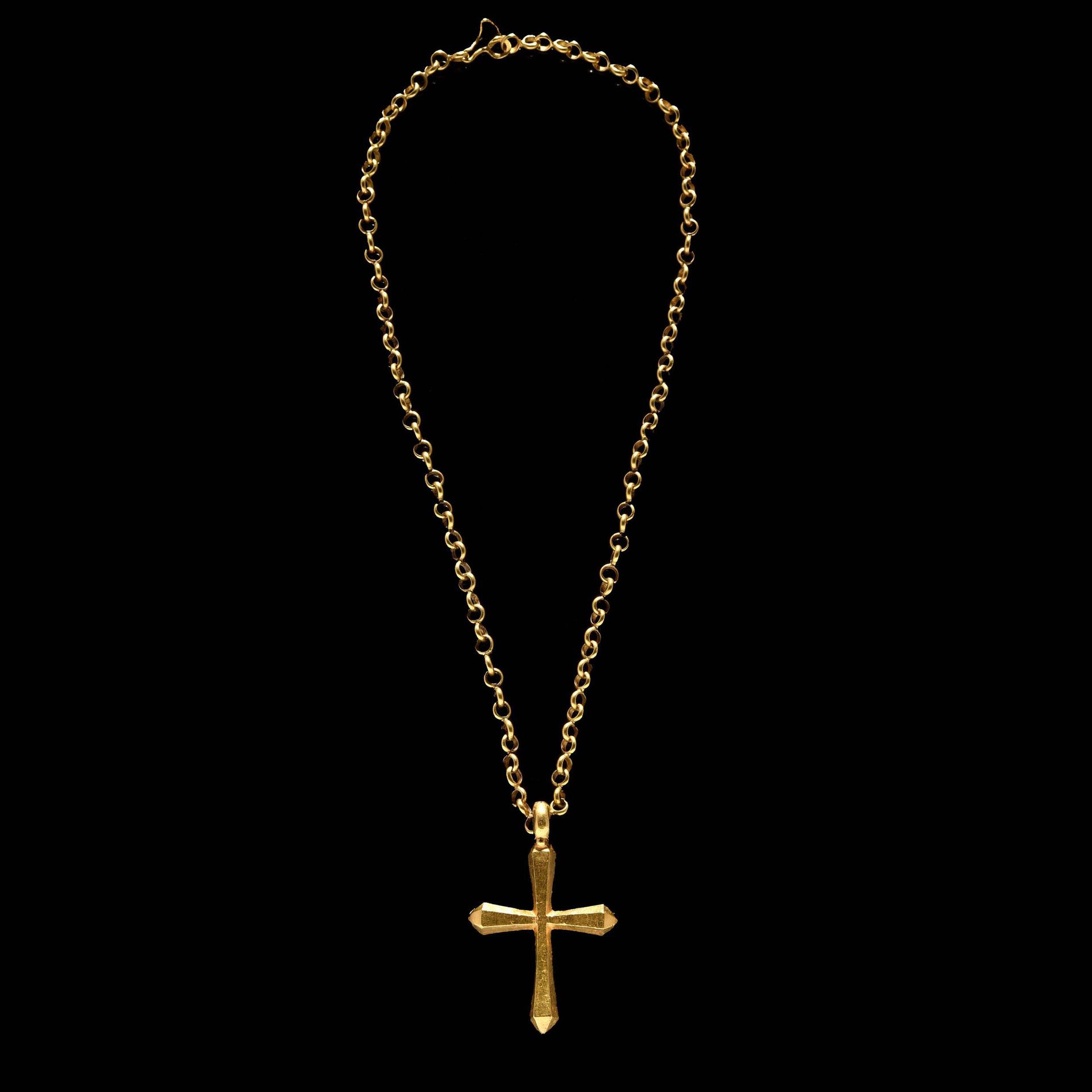 Null 项链

拜占庭艺术，6-7世纪。

黄金，有一个十字架形式的纯金吊坠。

保存得非常好。

尺寸（十字）32x49毫米；48克

出处

前私人收藏，&hellip;