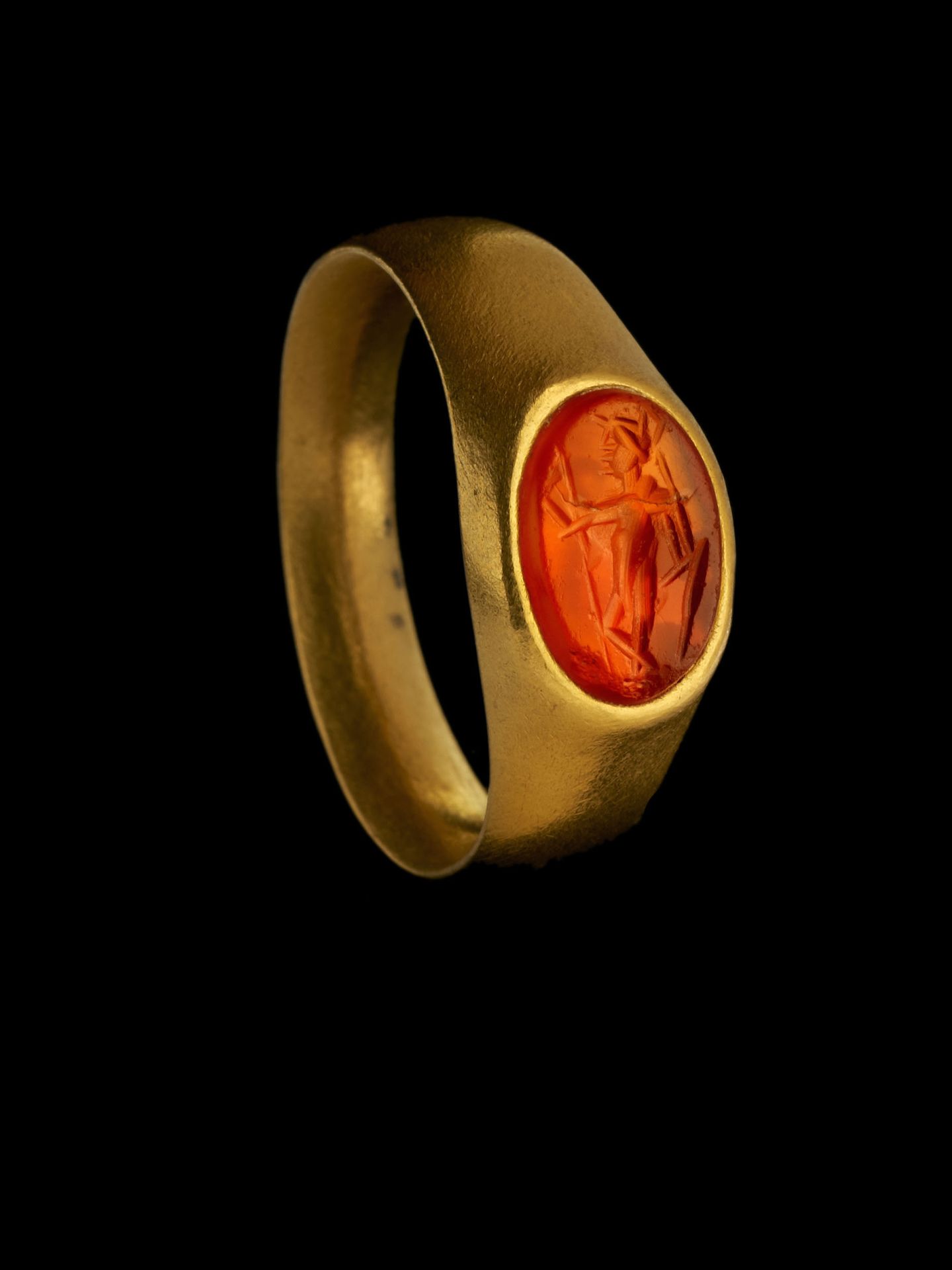 Null RING

Roman art, 2nd century.

Gold ring set with an intaglio on carnelian.&hellip;