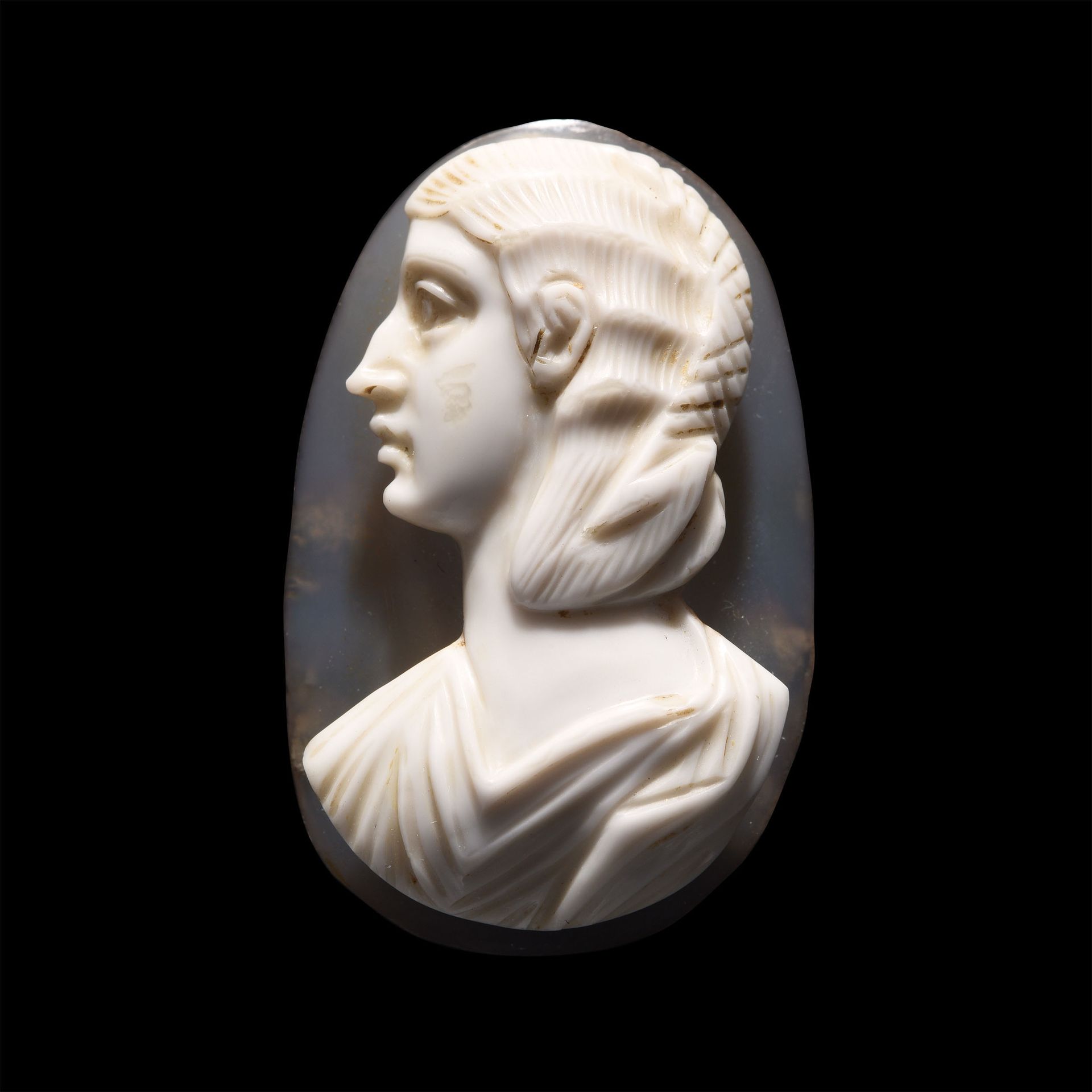 Null 重要的浮雕，展示了阿诺德的画像

芙蕾雅-萨比娜-安吉莉娜皇后的作品

帝国罗马艺术，约240-250。

在两层的玛瑙上。22 x 36 x 10 &hellip;