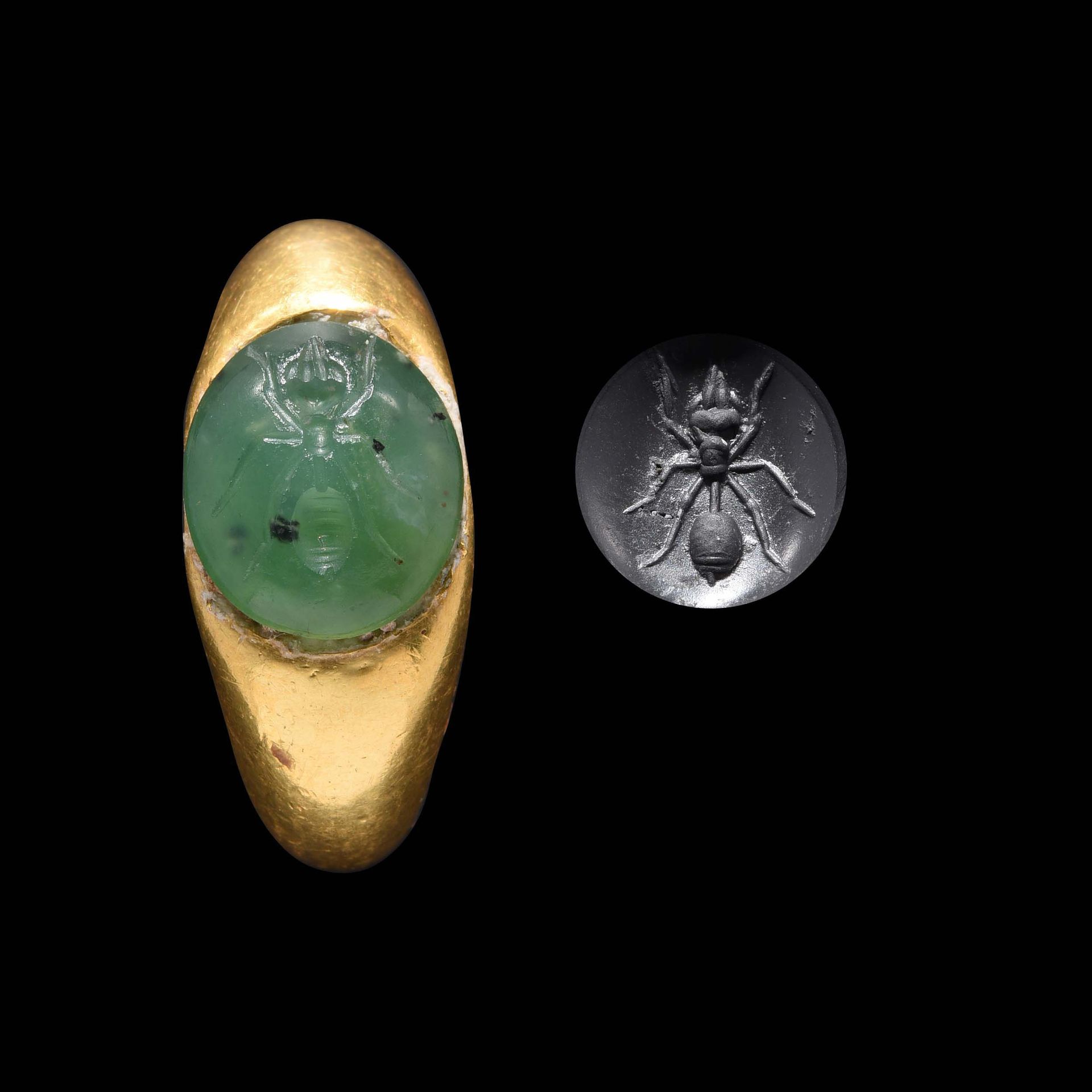 Null 戒指

罗马艺术，1-2世纪。

黄金，在含铬绿玉髓上镶嵌凹凸不平的图案。蚂蚁。直径22毫米

出处

前私人收藏，1970年代至1980年代获得

&hellip;