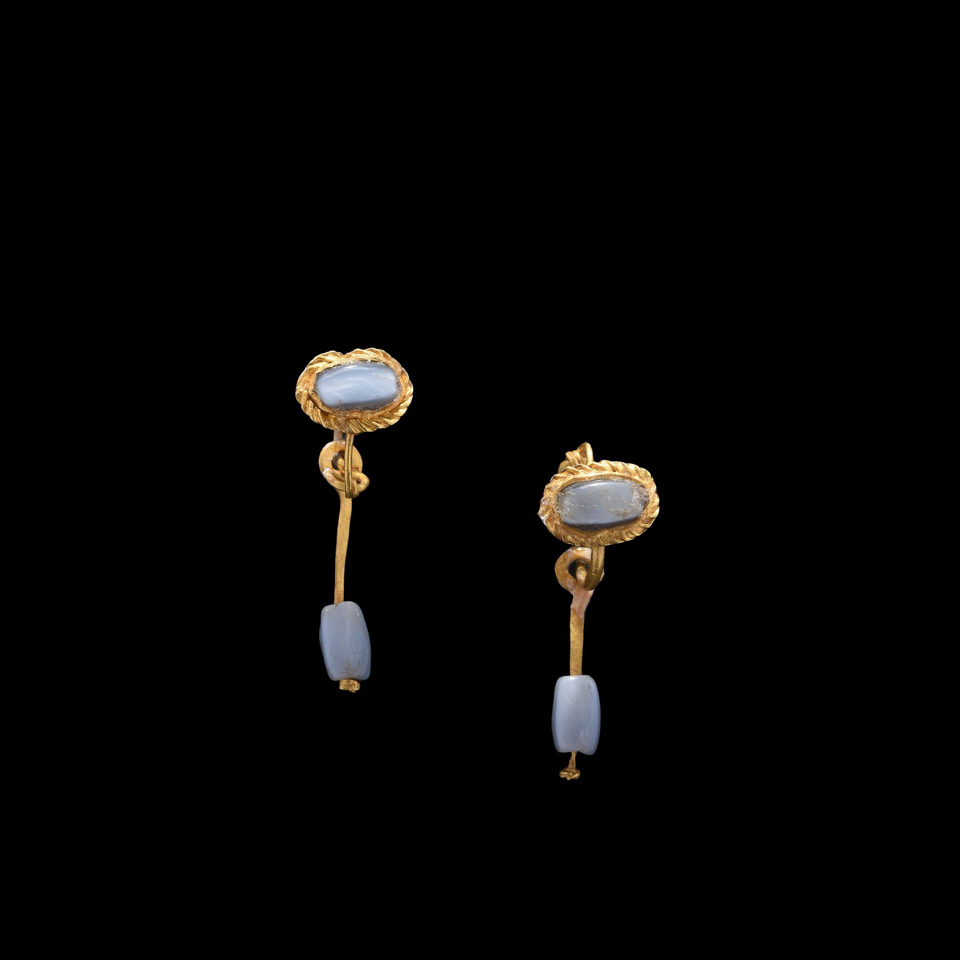 Null 耳环一对

罗马艺术，1-2世纪。

黄金，镶有蓝玉髓珠子。

长27毫米；重3克



出处

前L先生的私人收藏，列于1982年7月的一份清单中。&hellip;