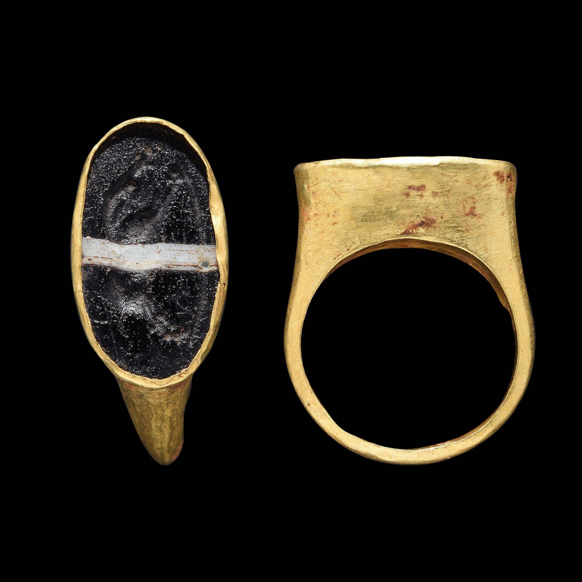 Null 戒指

罗马艺术，1-2世纪。

黄金，镶嵌着模仿带状玛瑙的玻璃浆。

描绘了一只野猪在右边的轮廓。直径4厘米

出处

前私人收藏，1970-198&hellip;