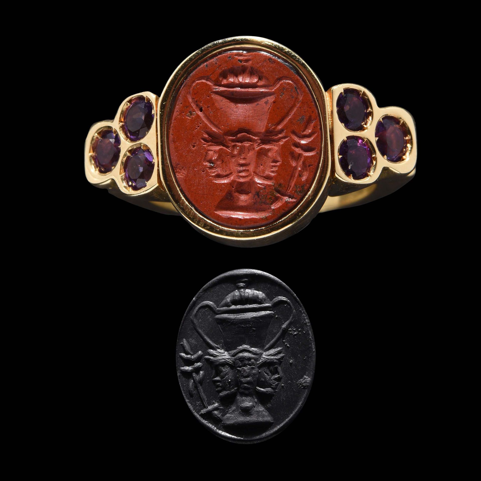 Null 戒指

罗马艺术，2世纪。

现代金，肩部镶嵌着公主式切割的紫晶石。

在中央，是红色碧玉上的罗马凹版。Kantharos装饰着三个面孔和胸针。凹版画&hellip;