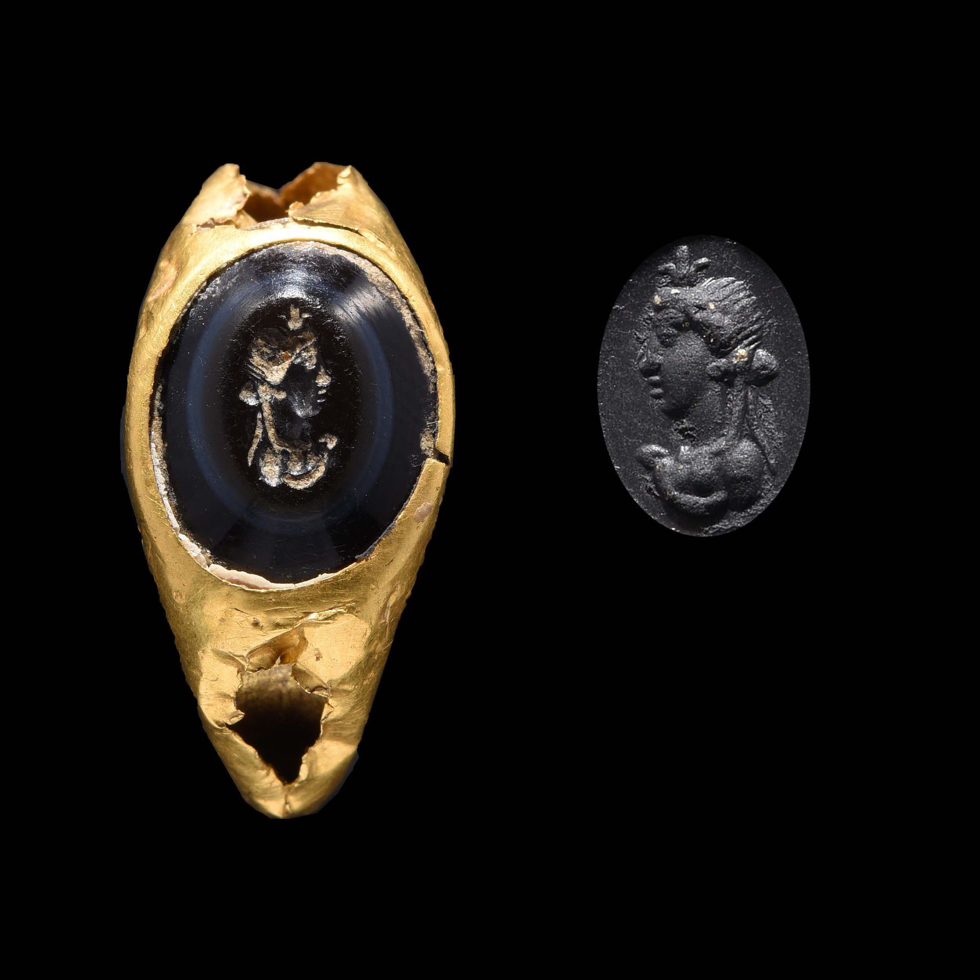 Null RING

Roman art, 2nd century.

Gold, set with an intaglio on nicolo. Bust o&hellip;