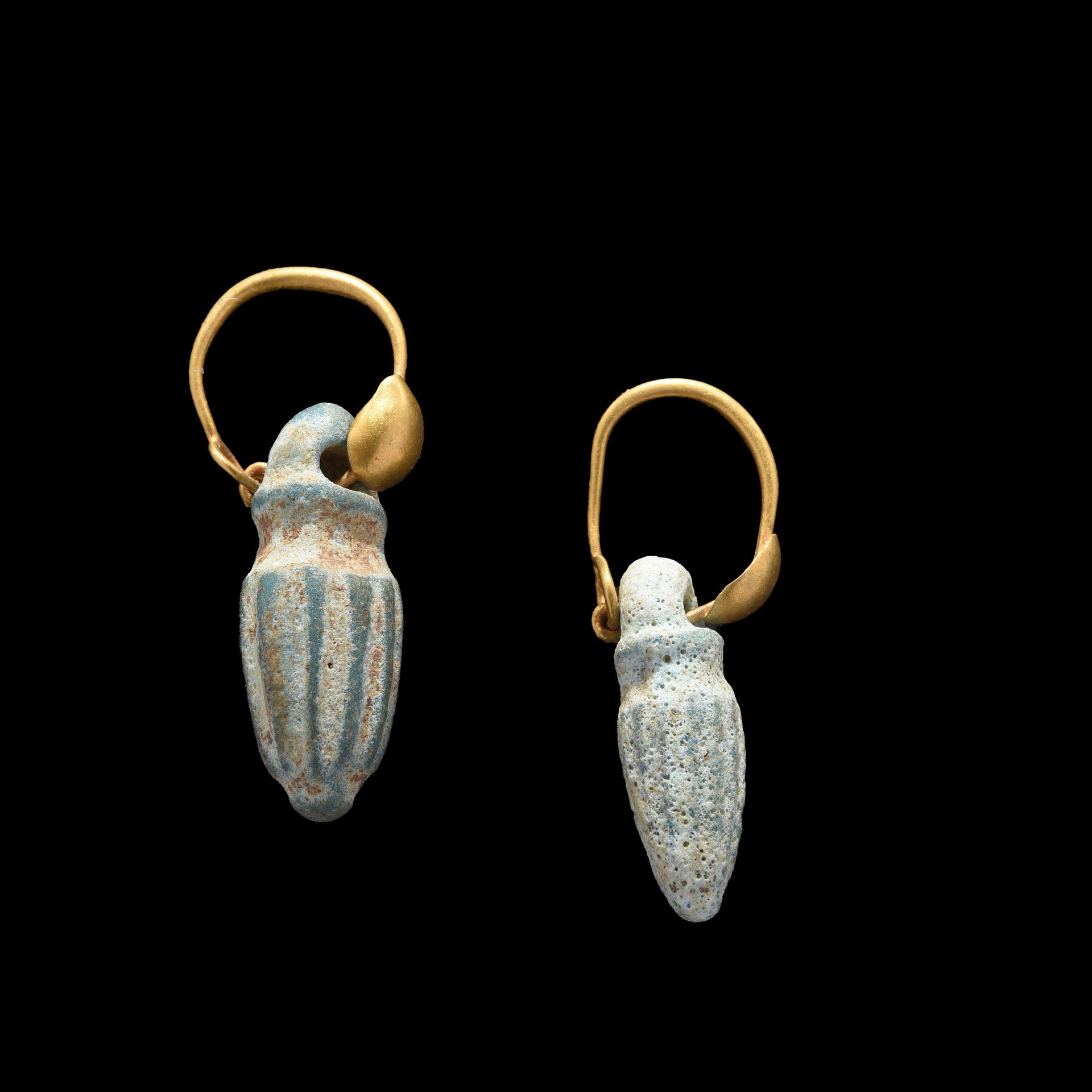 Null PAIR OF EARRINGS

Roman art, 1st century.

Gold with two blue siliceous ear&hellip;