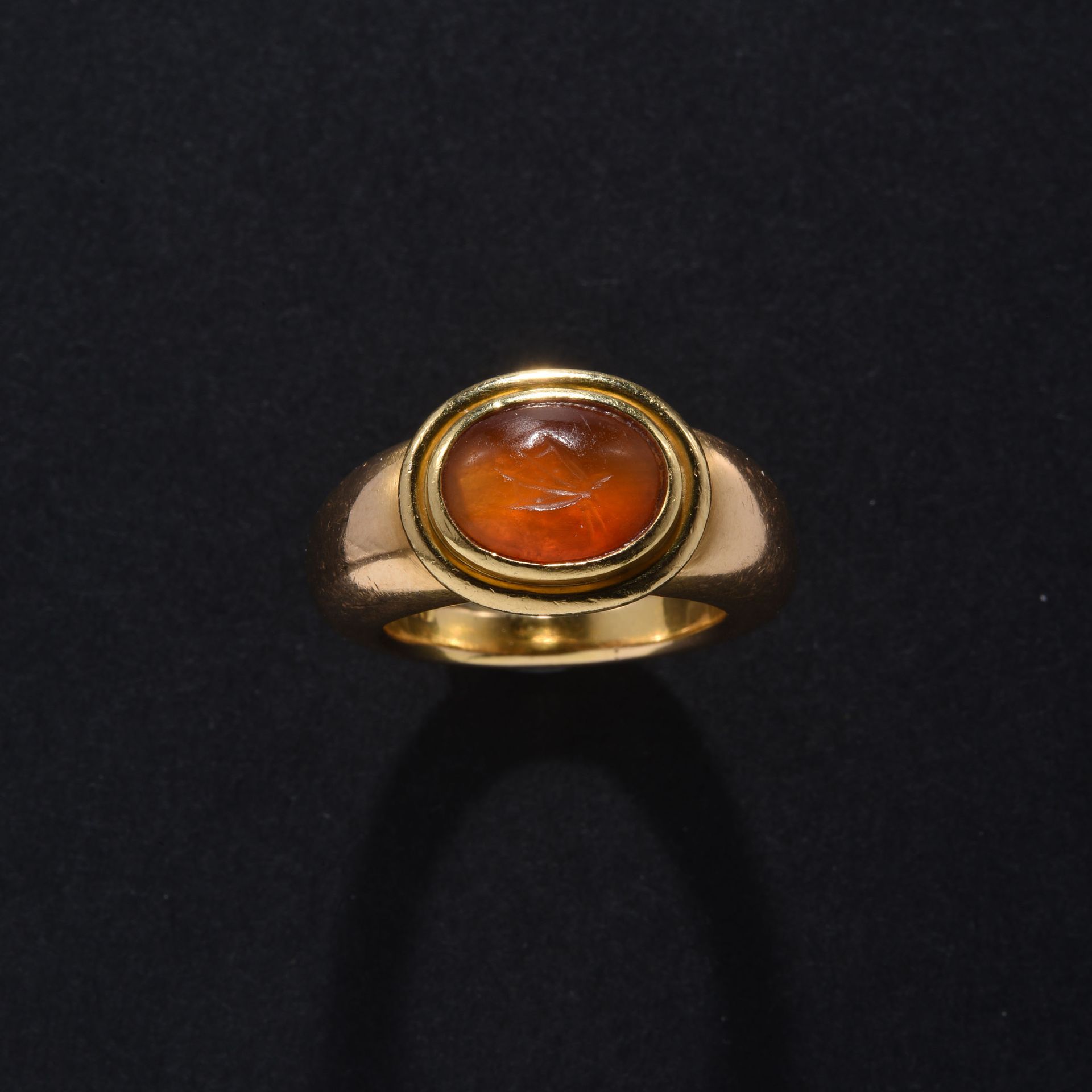 Null 戒指

罗马艺术，1世纪。

现代黄金，镶嵌在红玉髓上的凹陷。蝴蝶。凹版画9.06 x 7.3毫米。附有一对印有凹版画的金耳环。(在网站上可见www.&hellip;