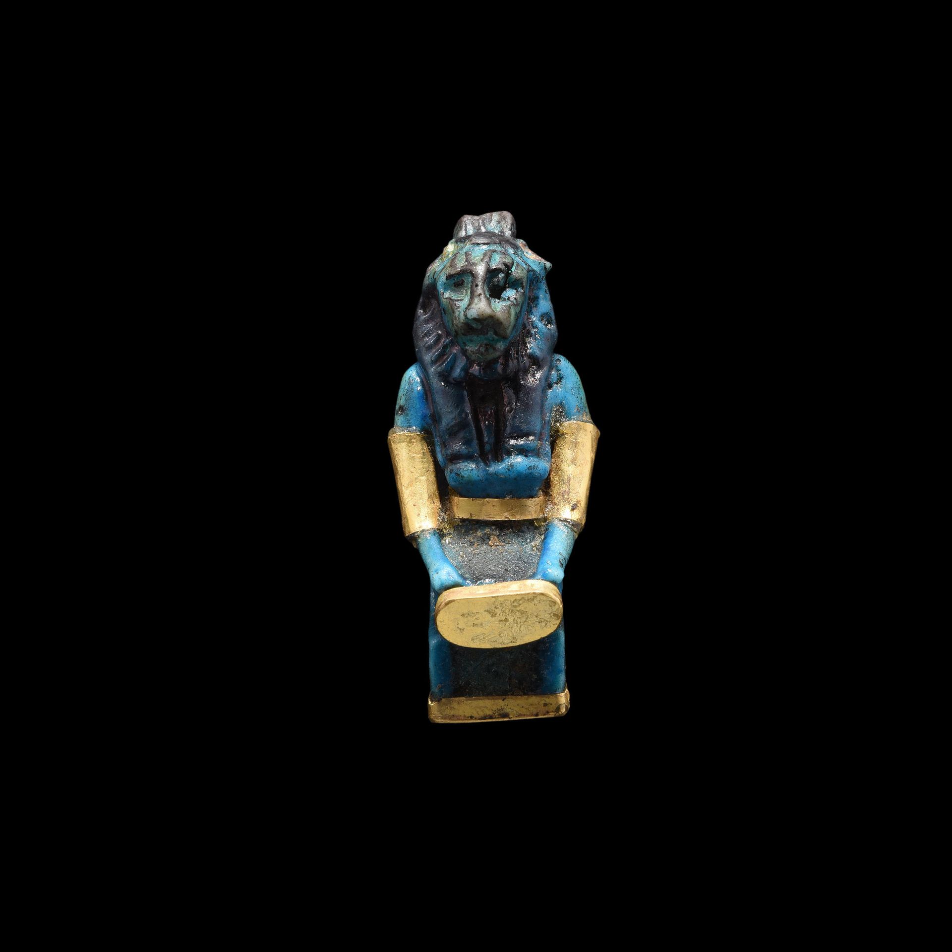 Null 塞克米特护身符

埃及，第三中间时期，公元前1070-664年

蓝黑釉陶器镶金（后期）。

H.4.2厘米

一件埃及蓝色和深色辉石釉面的塞克梅特坐&hellip;