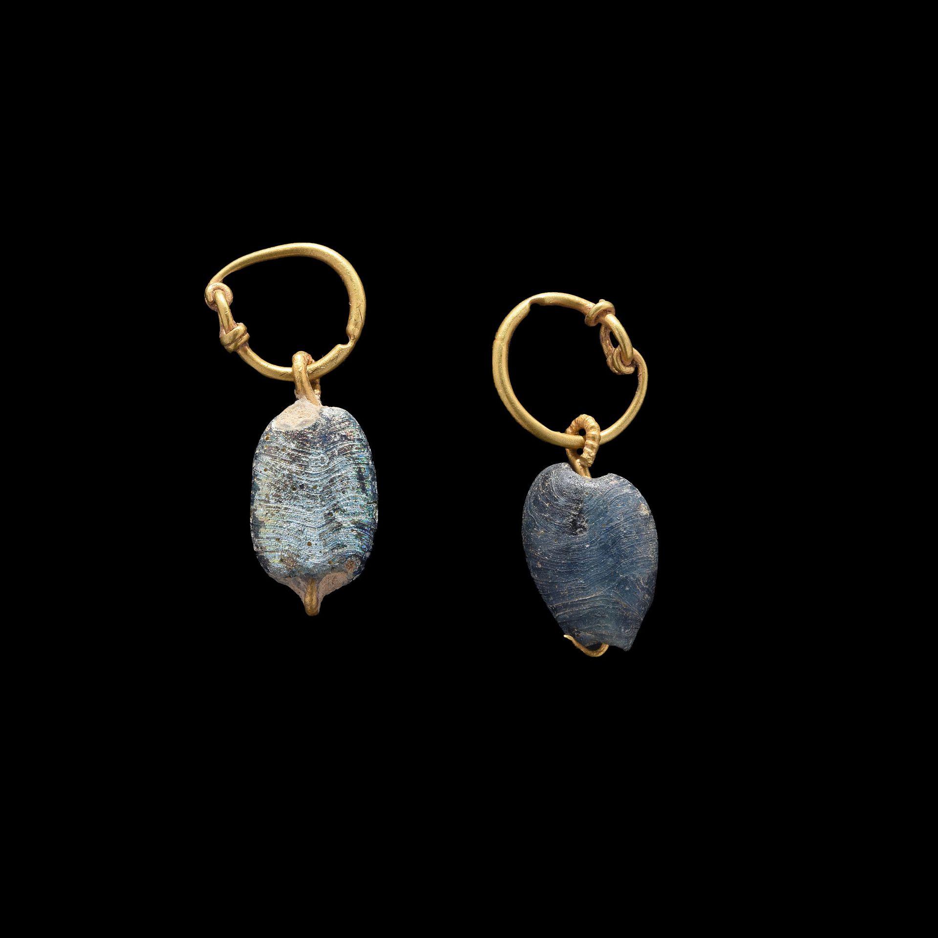 Null PAIR OF EARRINGS

Roman art, 1st century BC - 1st century AD

Gold and irid&hellip;