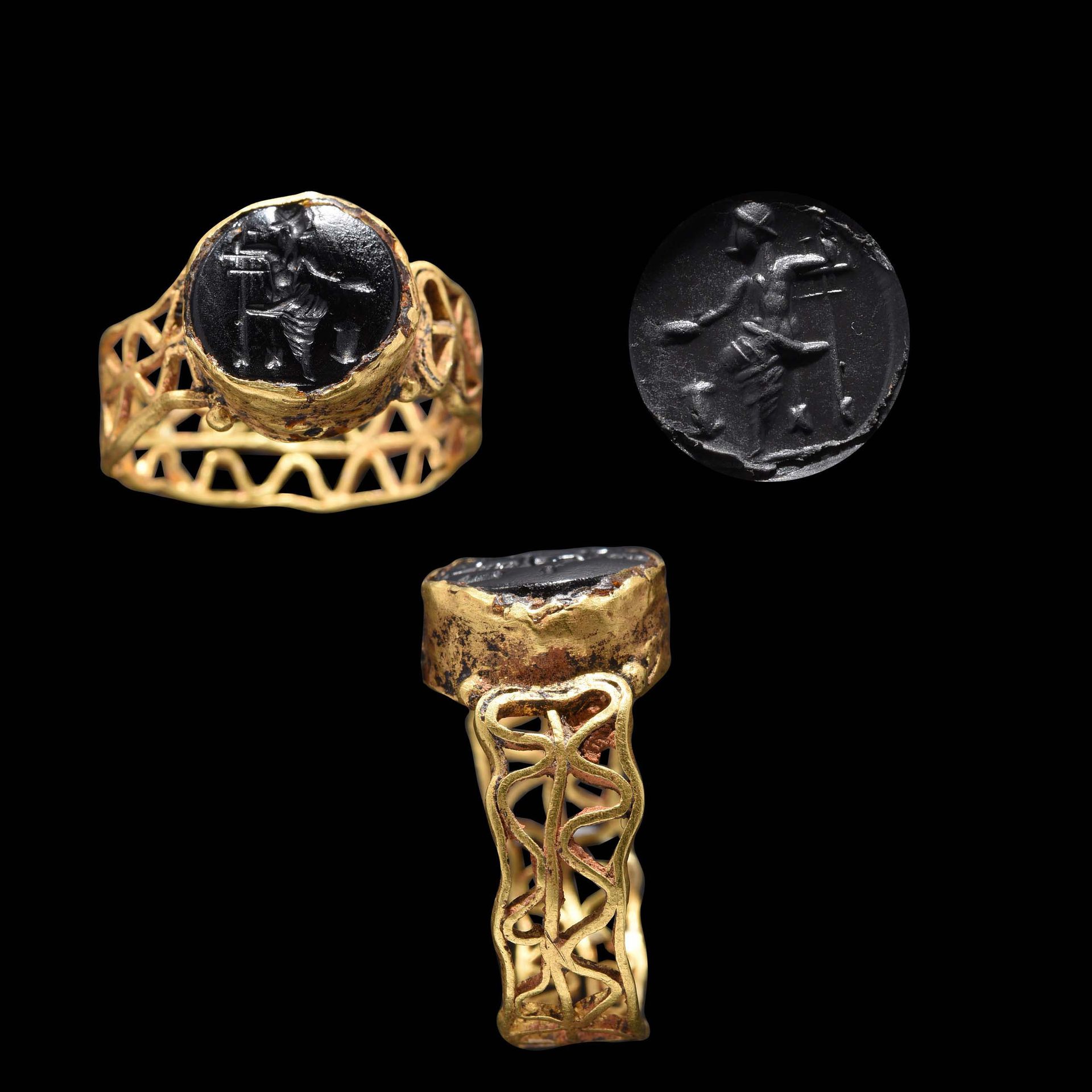 Null RING

Roman art, 2nd-3rd century.

Openwork gold, set with an intaglio on o&hellip;