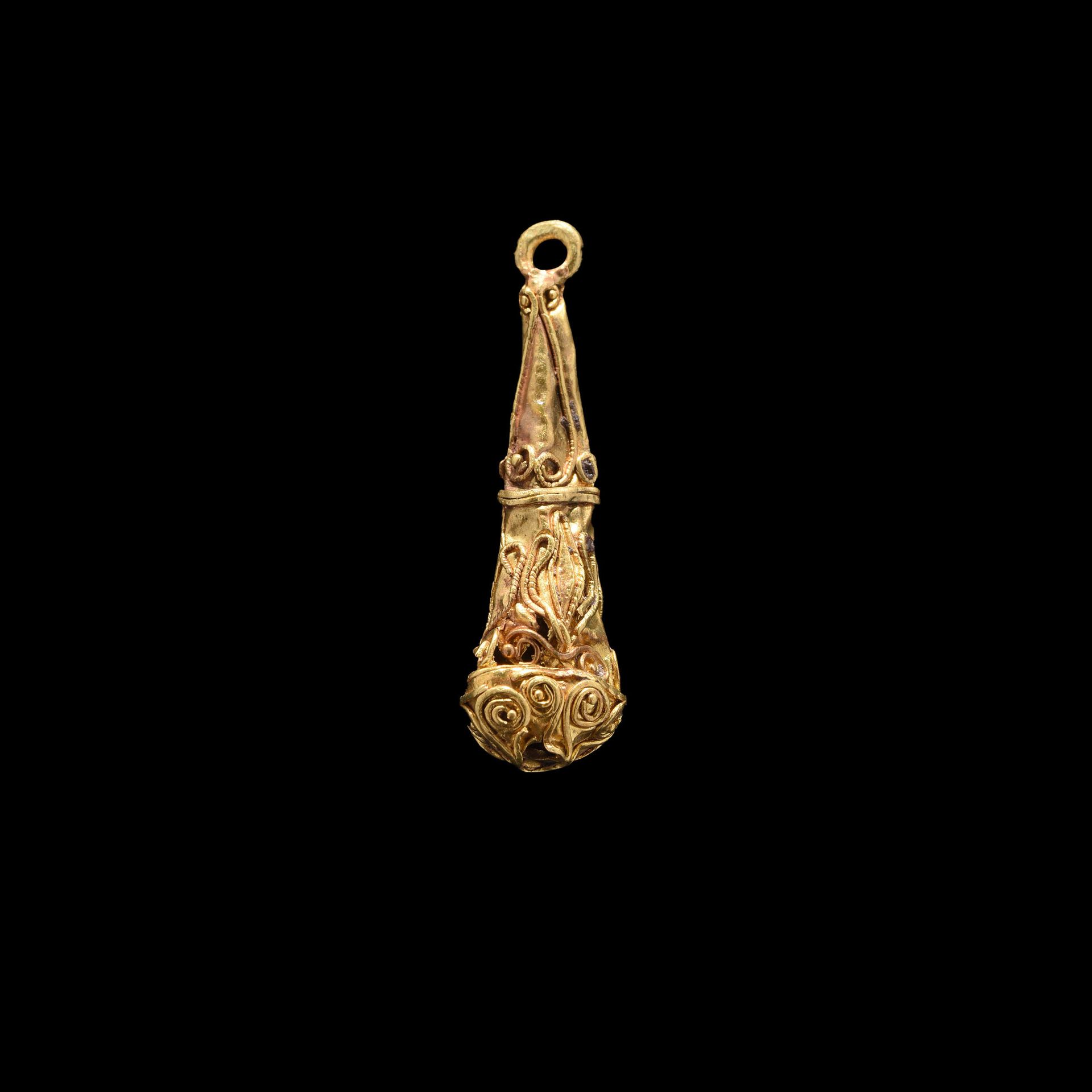 Null PENDENTIF

Hellenistische Kunst, 2. Bis 1. Jahrhundert v. Chr.

Aus Gold, d&hellip;