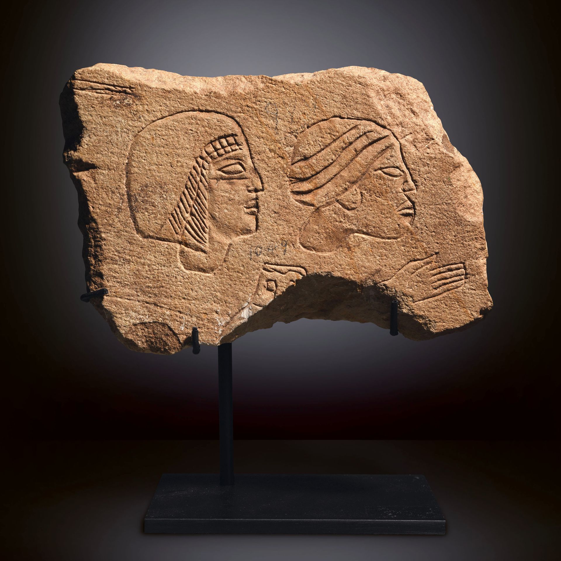 Null GRAFFITO

埃及，新王国，18世纪末-19世纪初的王朝，公元前14世纪中期

石灰石。2个发掘清单编号，其中一个清晰可见 "1049"。

尺&hellip;