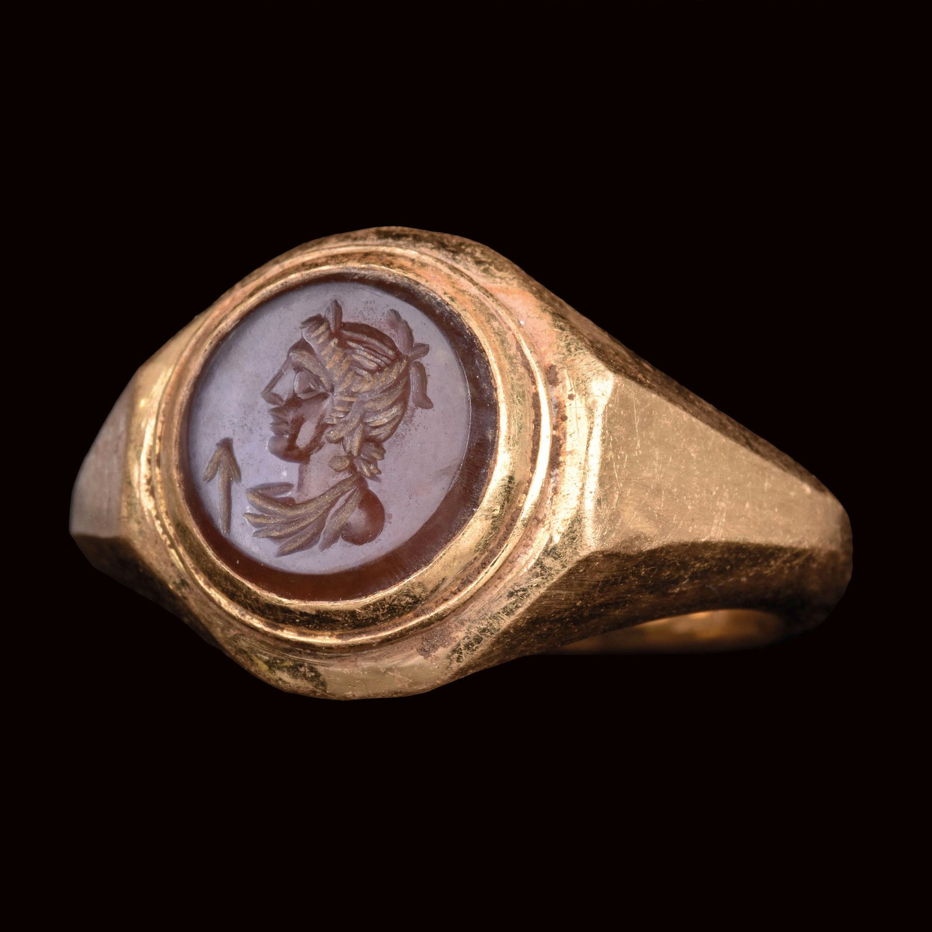 Null 凹印戒指

以古代作品的风格

在现代黄金中，该戒指由一个圆形挡板构成，上面镶嵌着尼科洛的凹印。

阿瑞斯的半身像，从左边看。

TD 60; 10.&hellip;