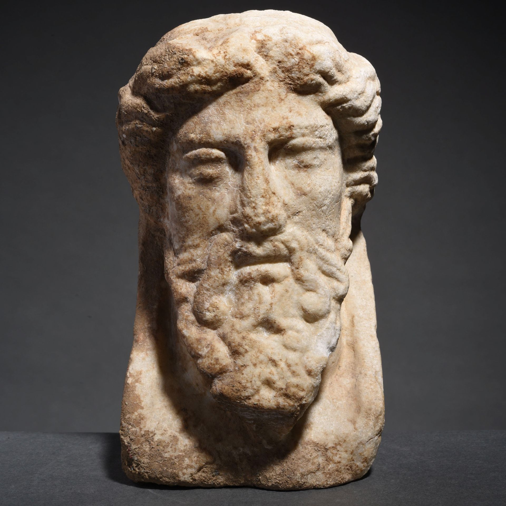 Null DIONYSIAN HERM

罗马艺术，公元1-2世纪

在白色大理石上有小根的痕迹。有着成熟的五官，长长的胡须，卷曲的头发。

H.21.5厘米
&hellip;