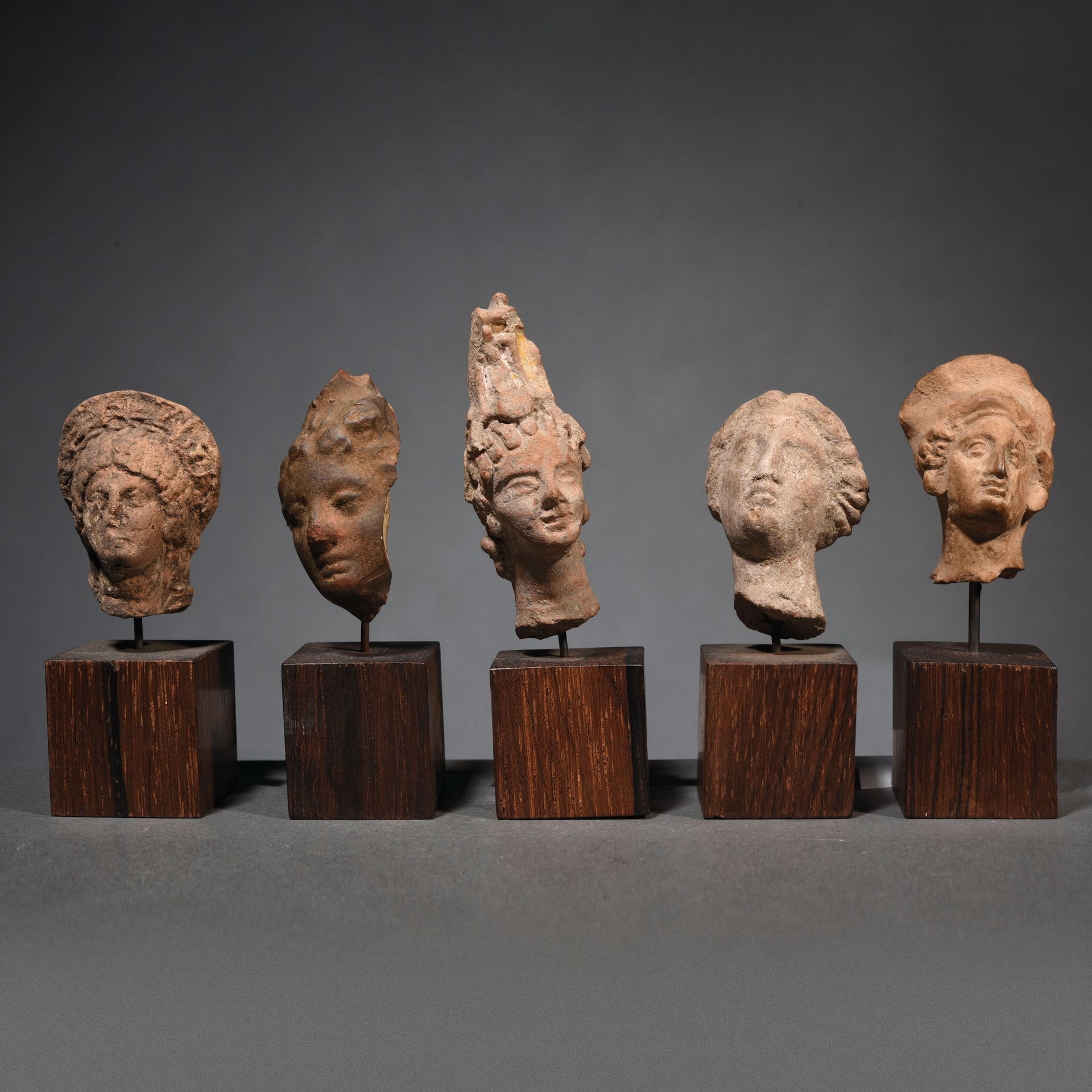 Null 一套5个女性前头像

希腊化的艺术

在陶土中



出处

前L先生的收藏，1980年代。



一组5个希腊化的陶器前头像。