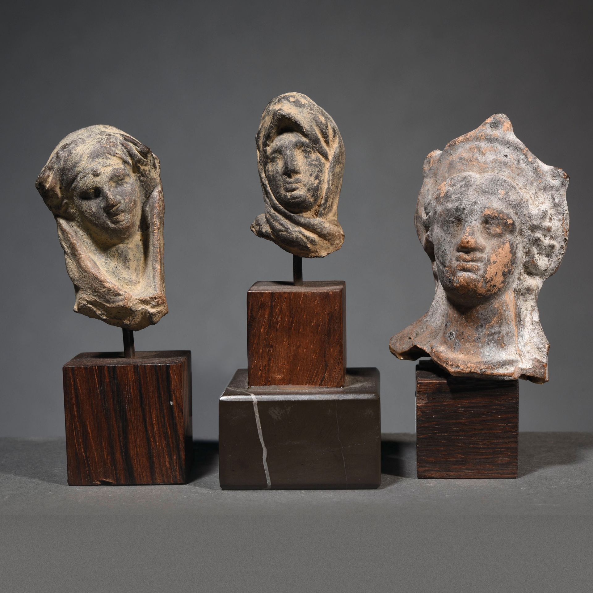 Null SET OF 3 FEMALE HEADS

Taranto, 4th-3rd century B.C. 

In grey terracotta 
&hellip;