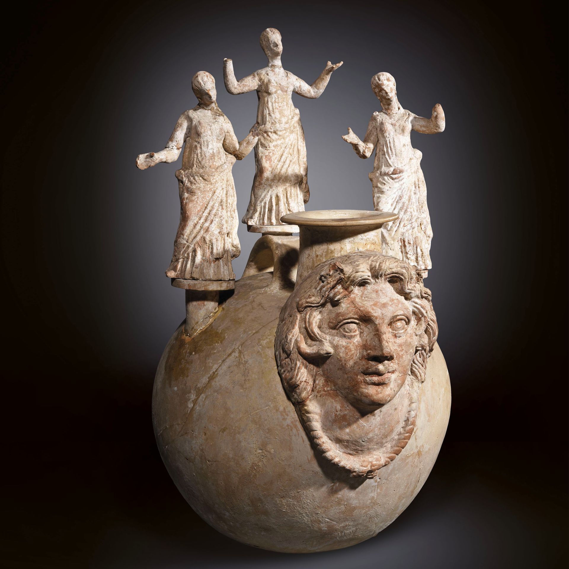 Null 卡诺萨型的塑料问号

大格拉西亚，卡诺萨作坊，公元前4-3世纪

有陶器和颜料痕迹的陶器

修复。遗漏和意外的雕像

高约60厘米



出处

前私&hellip;