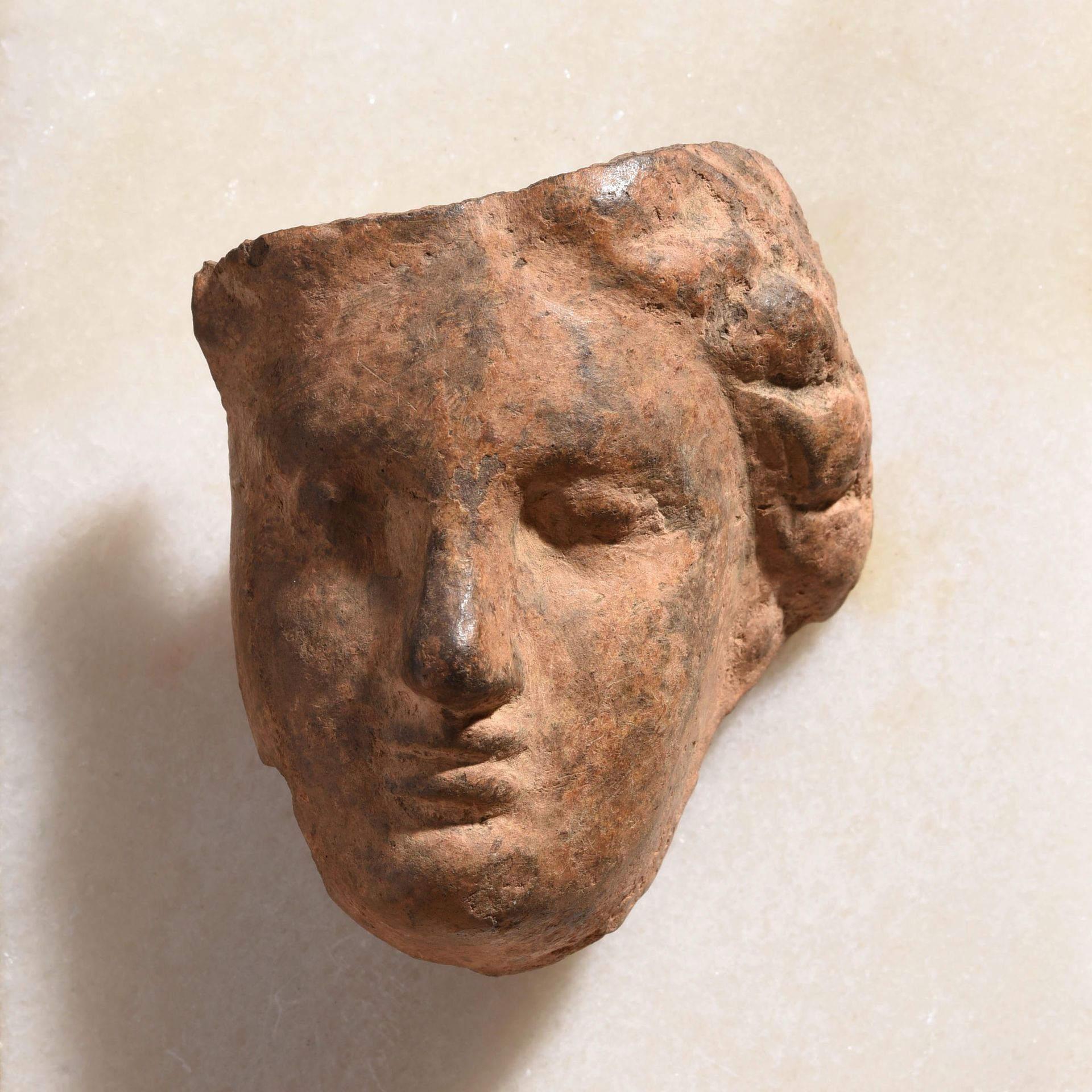 Null FRAGMENT EINES WEIBLICHEN KOPFES

Hellenistische Kunst, 3. Jh. V. Chr.

Aus&hellip;