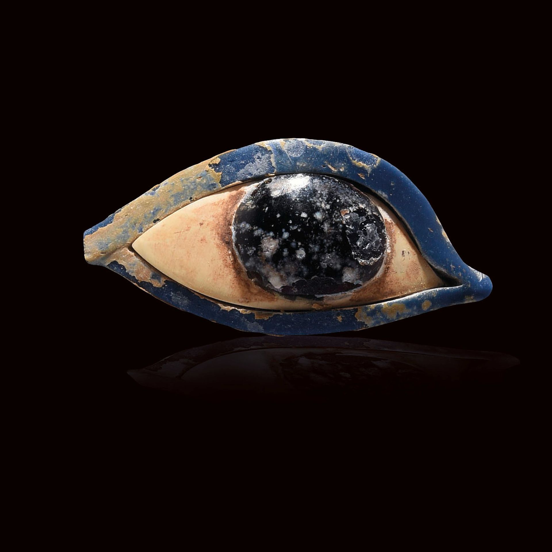Null 殡葬面具的眼睛

埃及，新王国，第19-20王朝

蓝色玻璃的轮廓，白色玻璃的眼底和黑色玻璃的瞳孔。

保存得很好。尺寸：25 x 51 mm



&hellip;