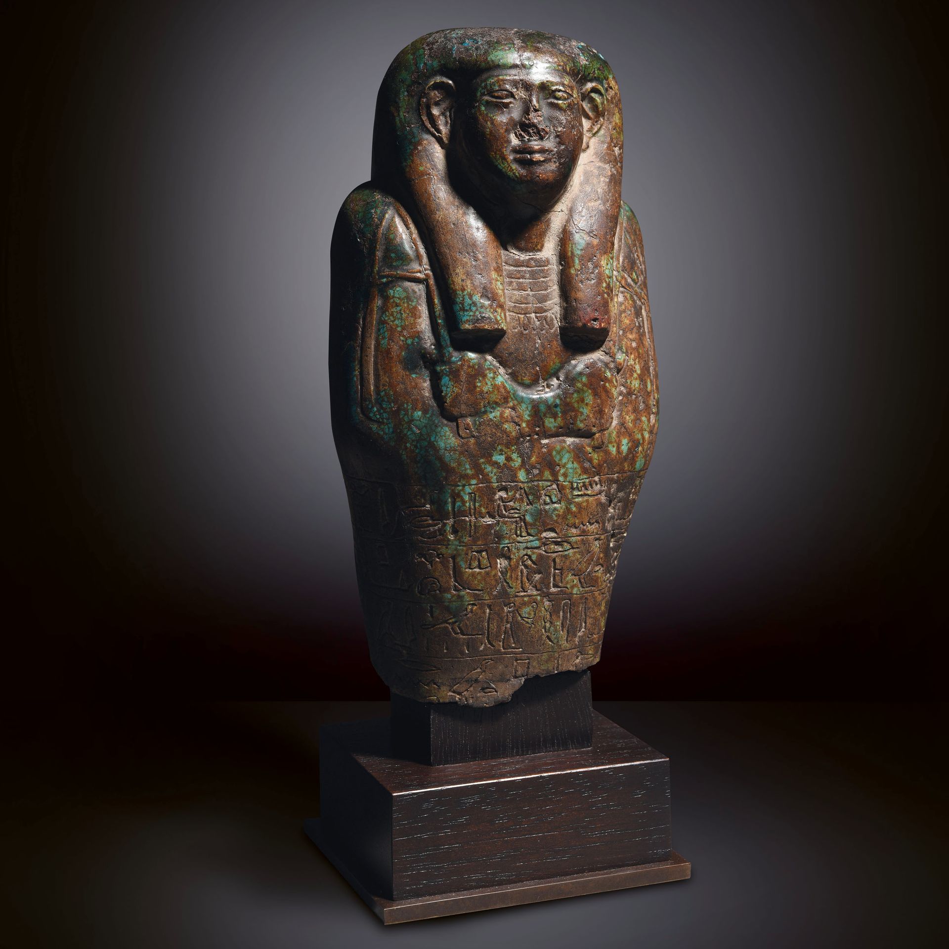 Null 重要的shabti碎片，名称为peduamonapet

埃及，早期塞特时期，第26王朝

带有模仿青铜的釉面的硬石

尺寸：8,5 x 16 cm
&hellip;