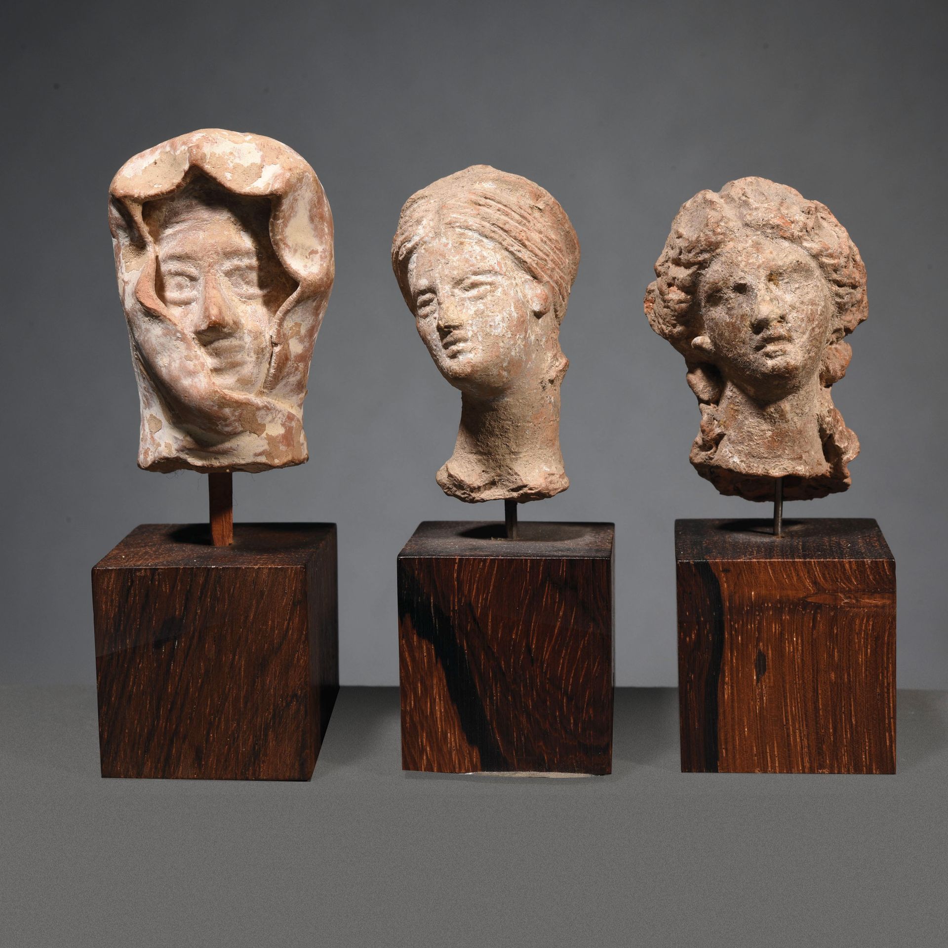 Null SET OF 3 FEMALE HEADS

Hellenistic art

In brown terracotta 



Provenance
&hellip;