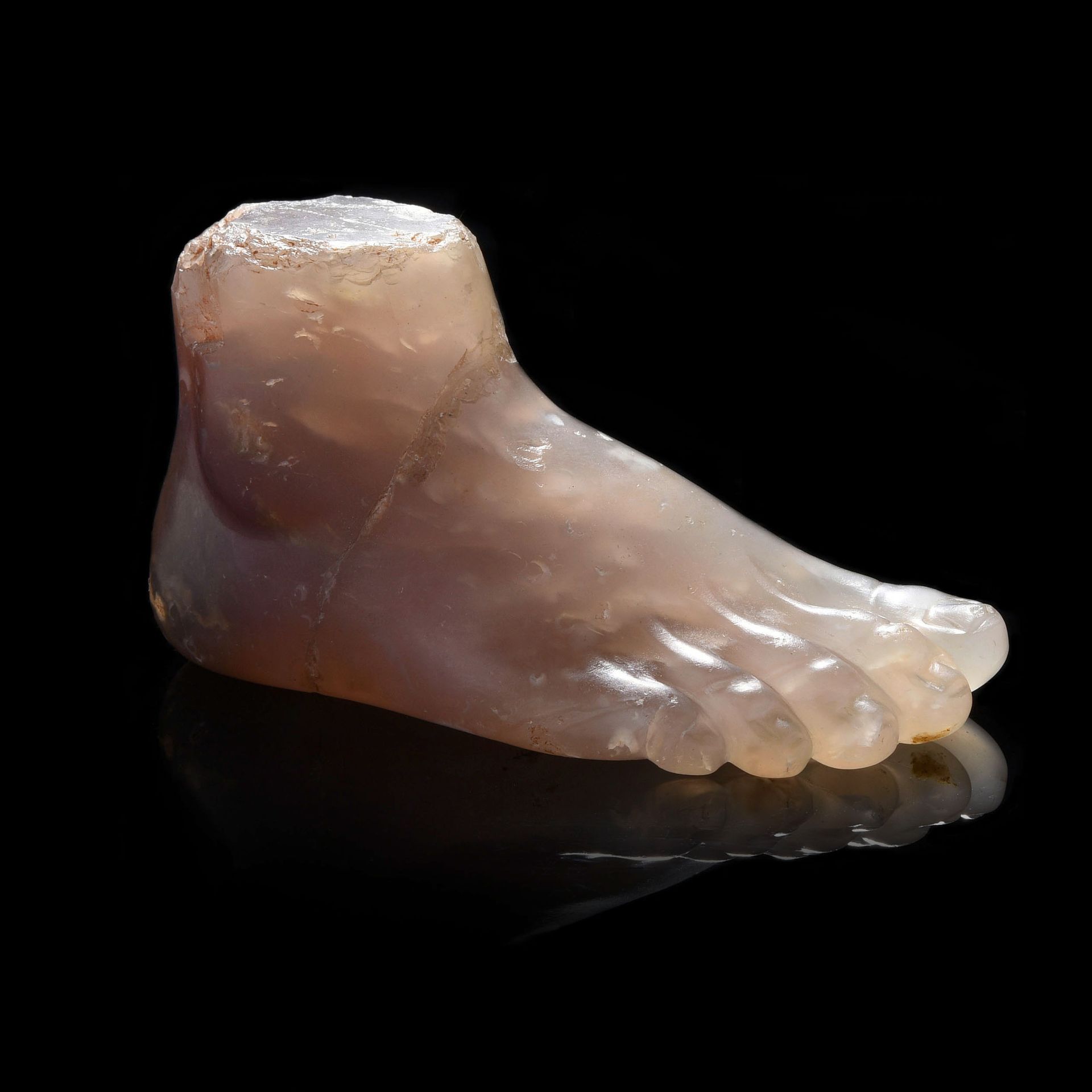 Null 脚

罗马艺术，1-2世纪

玉髓

尺寸：32 x 60 mm



出处

欧洲私人收藏



一个罗马紫玉髓雕刻的右脚。

钙。公元1-2世纪