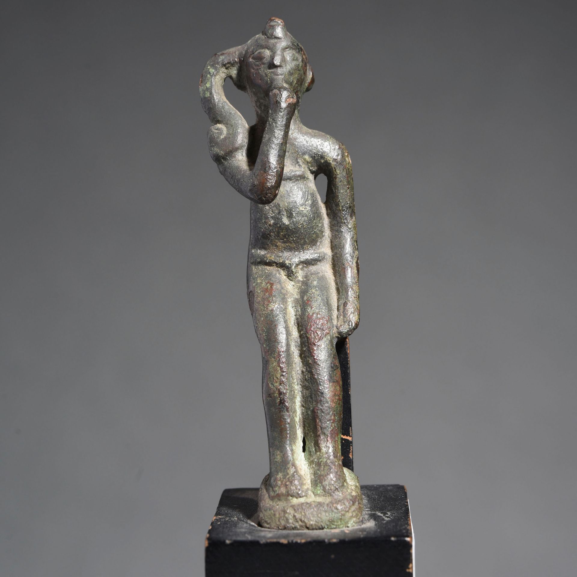 Null 哈波克拉底雕像

埃及，托勒密时期，公元前332-30年

由青铜制成。坐着的人物，手里拿着童年的灯芯和乌尔泰。

手指被带到嘴边。

H.8厘米

&hellip;