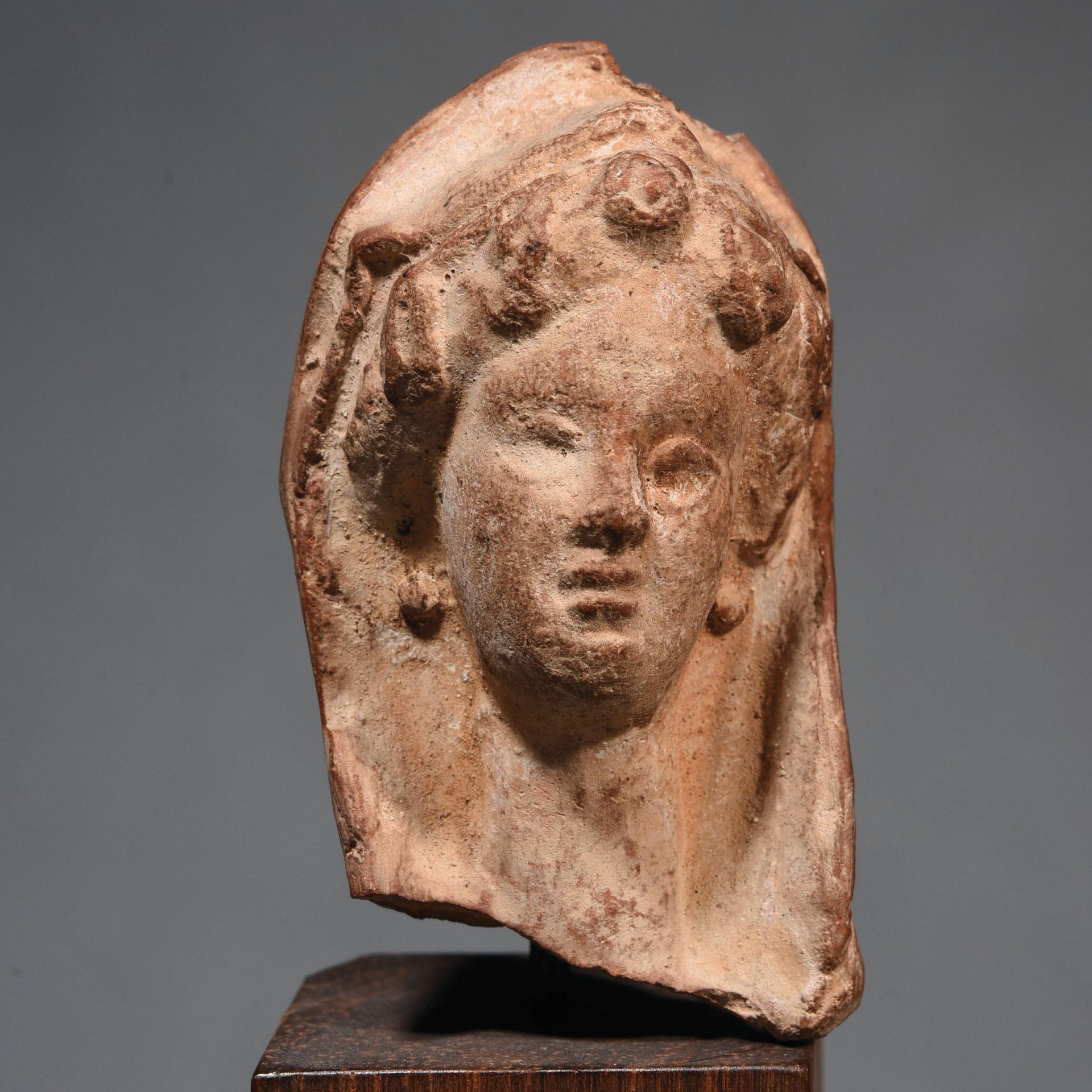 Null 一套2个前摄象头

希腊化的艺术

在陶土中



出处

前L先生的收藏，1980年代。



一批2个希腊时代的陶俑头像。