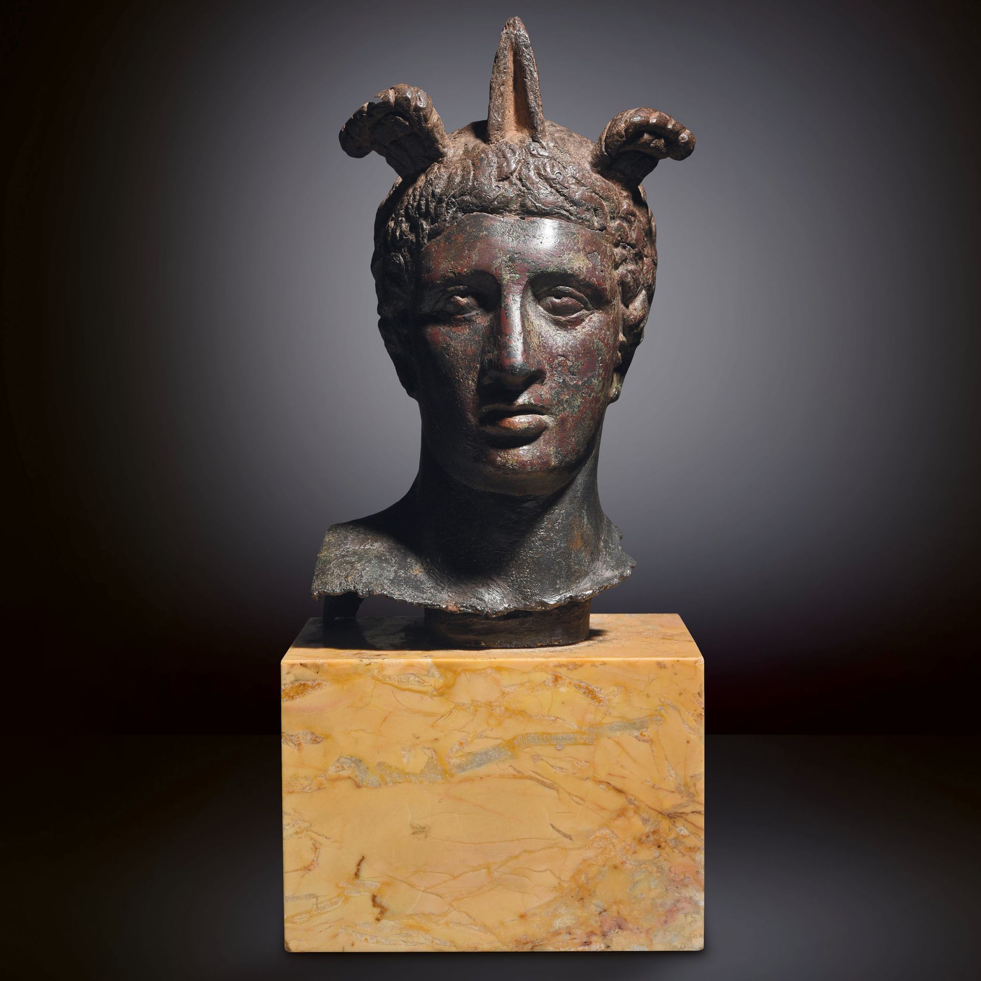 Null 水银神的半身像

罗马艺术，公元1-2世纪

带有绿色和红色铜锈的青铜器

高15厘米



出处

前约瑟夫-克莱因收藏，纽约，成立于1941年至1&hellip;