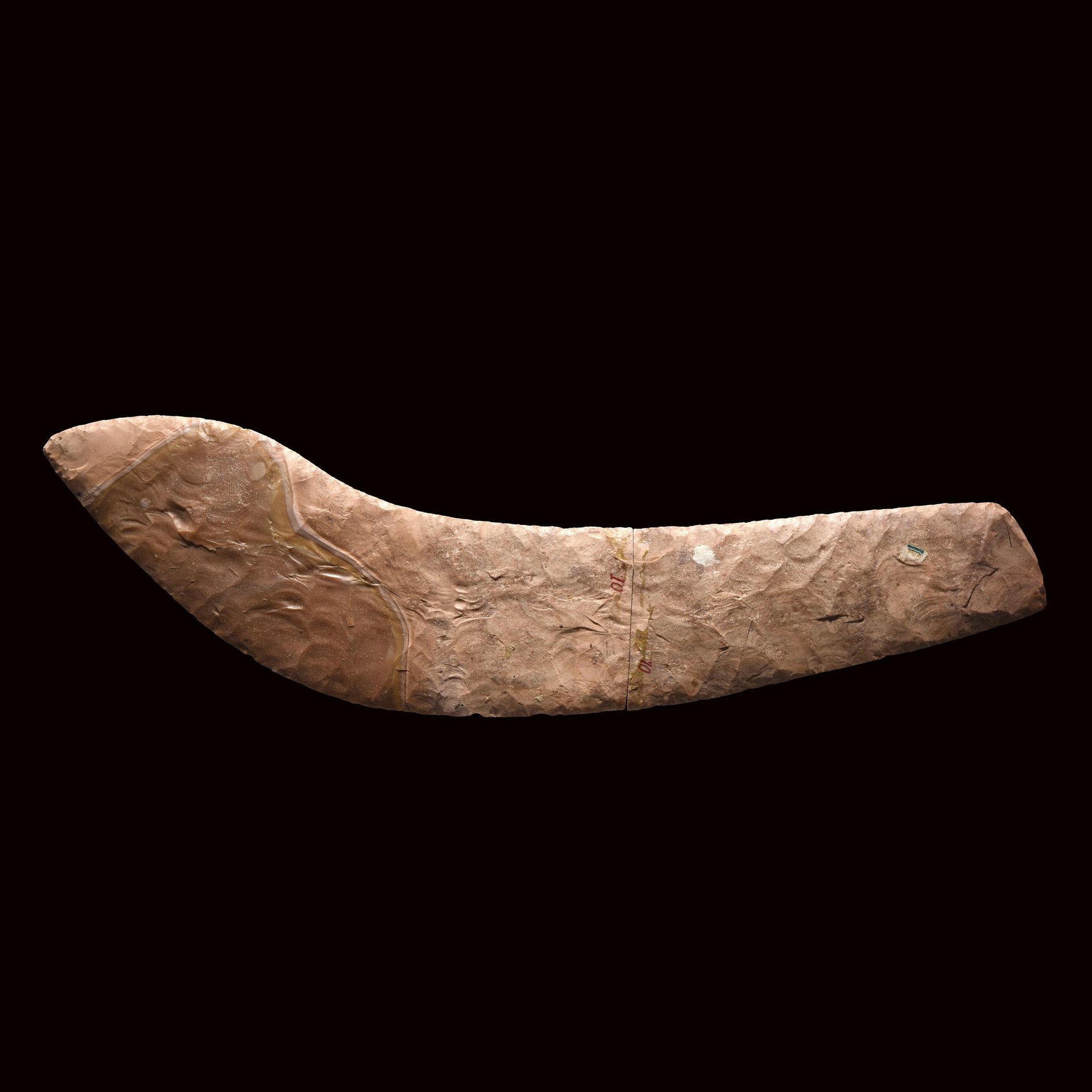 Null 刀刃

埃及，Naqada III，约公元前3200-3000年

弗林特。分为两部分。每个部件上都有红色墨水的库存编号 "10"。

有一个旧的收藏&hellip;