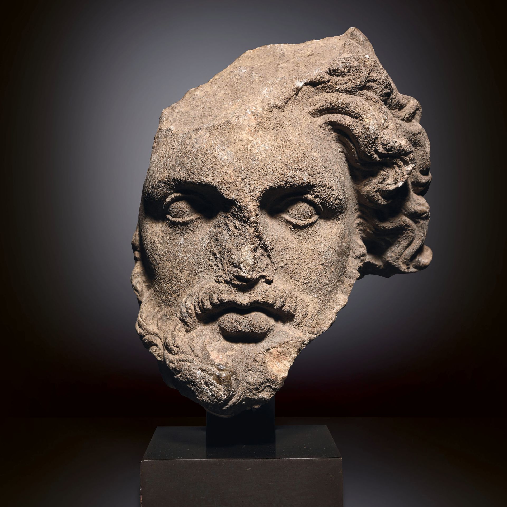 Null 残缺的大胡子头像

希腊，公元前1-3世纪

大理石的整个表面有明显的凝结物

H.22厘米



出处

W.S.博士的前收藏，德国，1970年

&hellip;