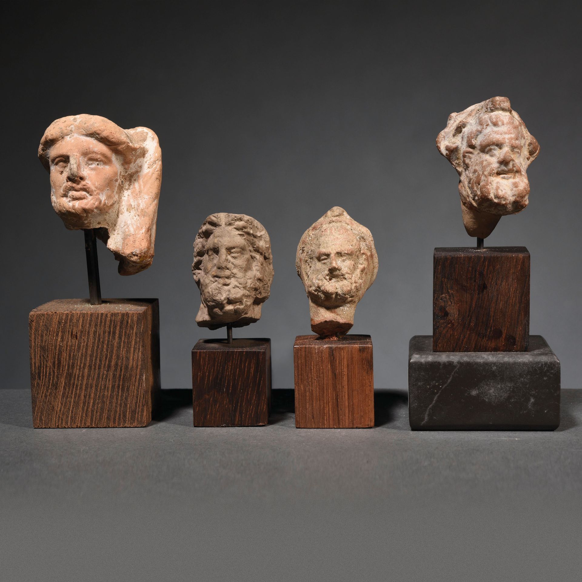 Null 一套4个男性前头像

希腊化的艺术

在陶土中



出处

前L先生的收藏，1980年代。



一组6个希腊化的兵马俑，前卫的大胡子男人。