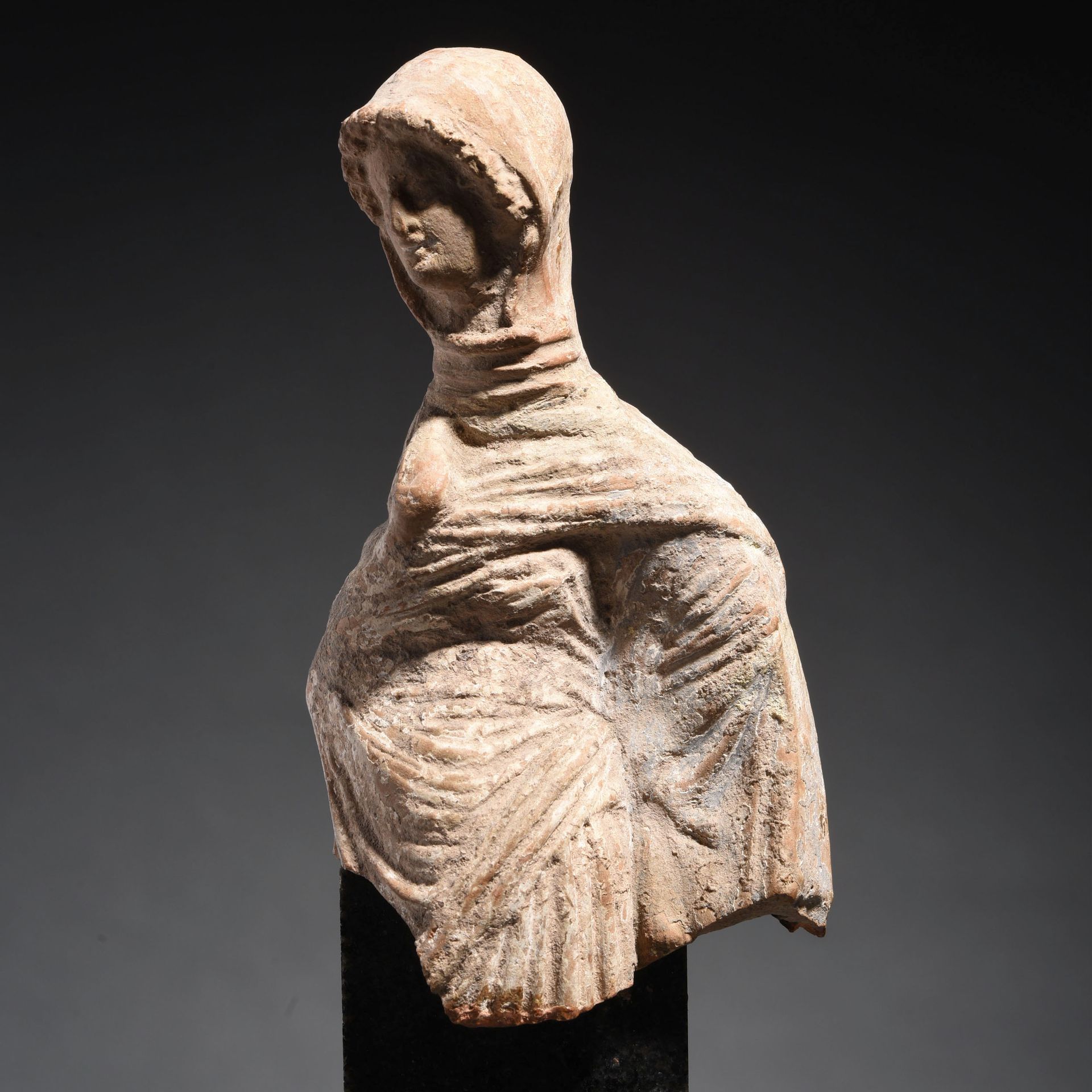 Null FRAGMENTO DE TANAGRA

Arte helenístico, siglo IV a.C.

De terracota, con un&hellip;